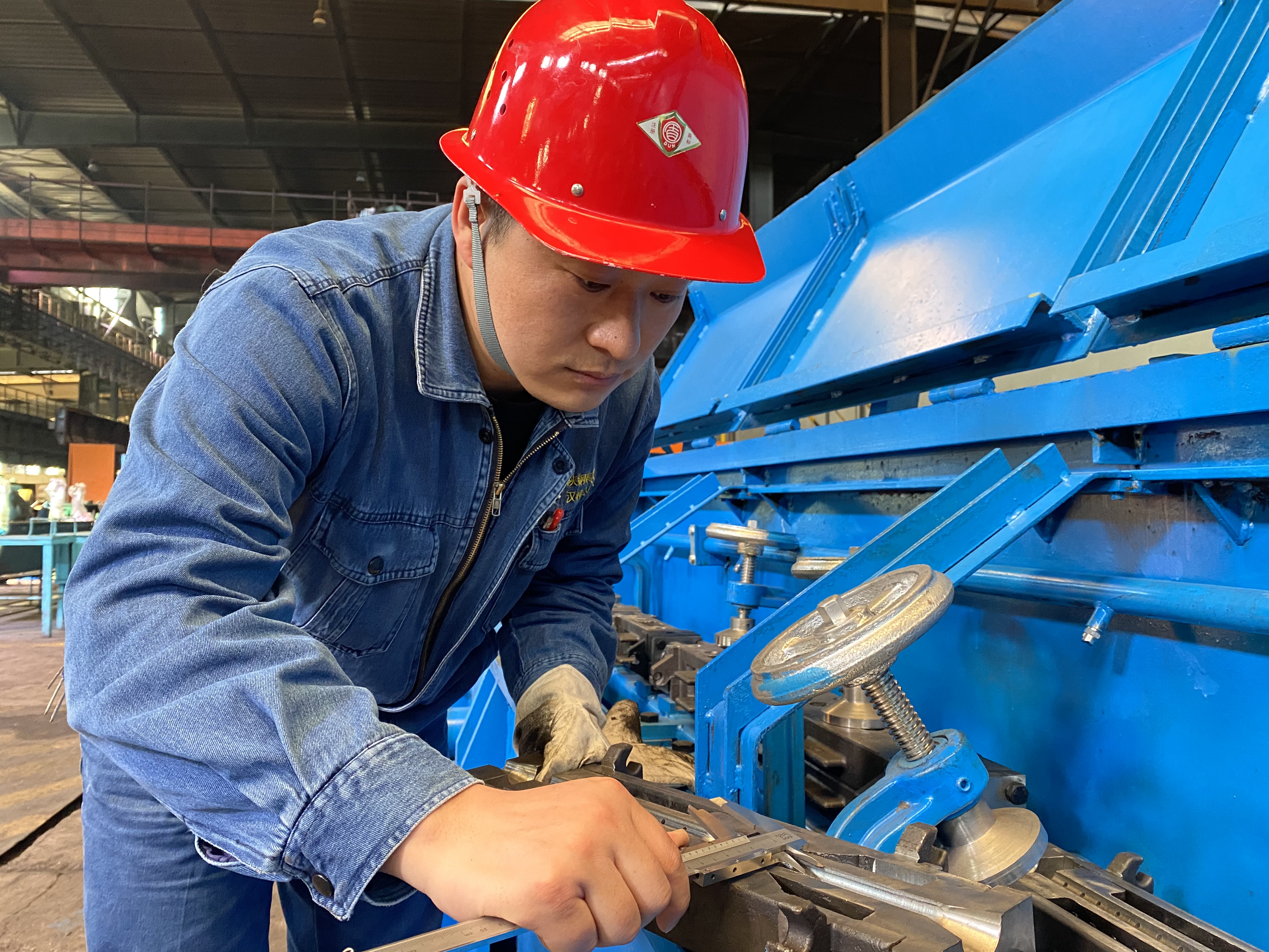 何需烟火璀璨 烈焰成钢方显执着坚守 ——记陕钢集团2023—2024年度劳动模范张涛 何需烟火璀璨 烈焰成钢方显执着坚守 ——记陕钢集团2023—2024年度劳动模范张涛