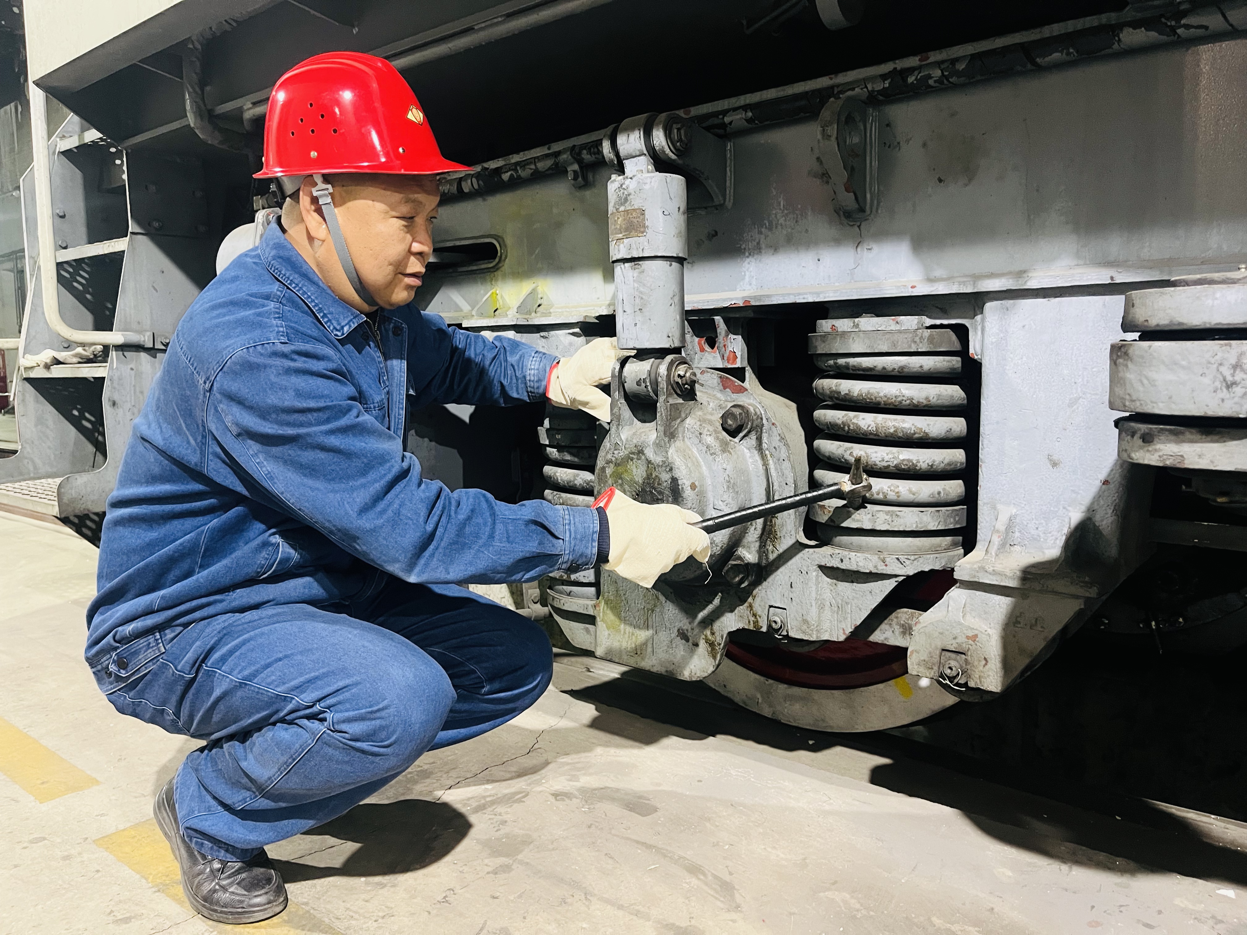 逐梦三十载,实干铸就劳模章——记陕钢集团2023-2024年度劳动模范段玉宏 逐梦三十载,实干铸就劳模章——记陕钢集团2023-2024年度劳动模范段玉宏