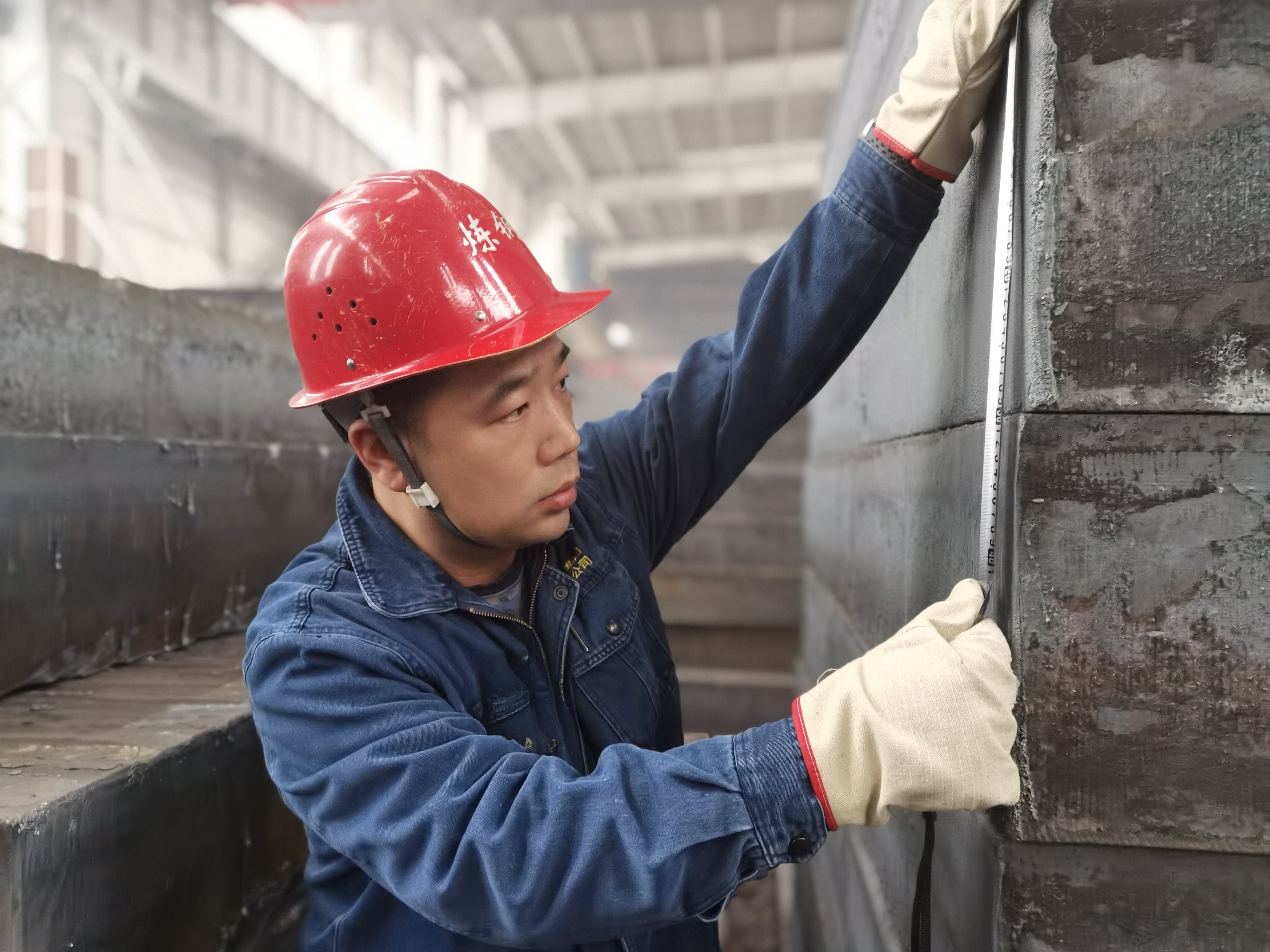 钢铁脊梁上的奋斗者 ——记汉钢公司2023-2024年度“劳动模范”党文波 钢铁脊梁上的奋斗者 ——记汉钢公司2023-2024年度“劳动模范”党文波