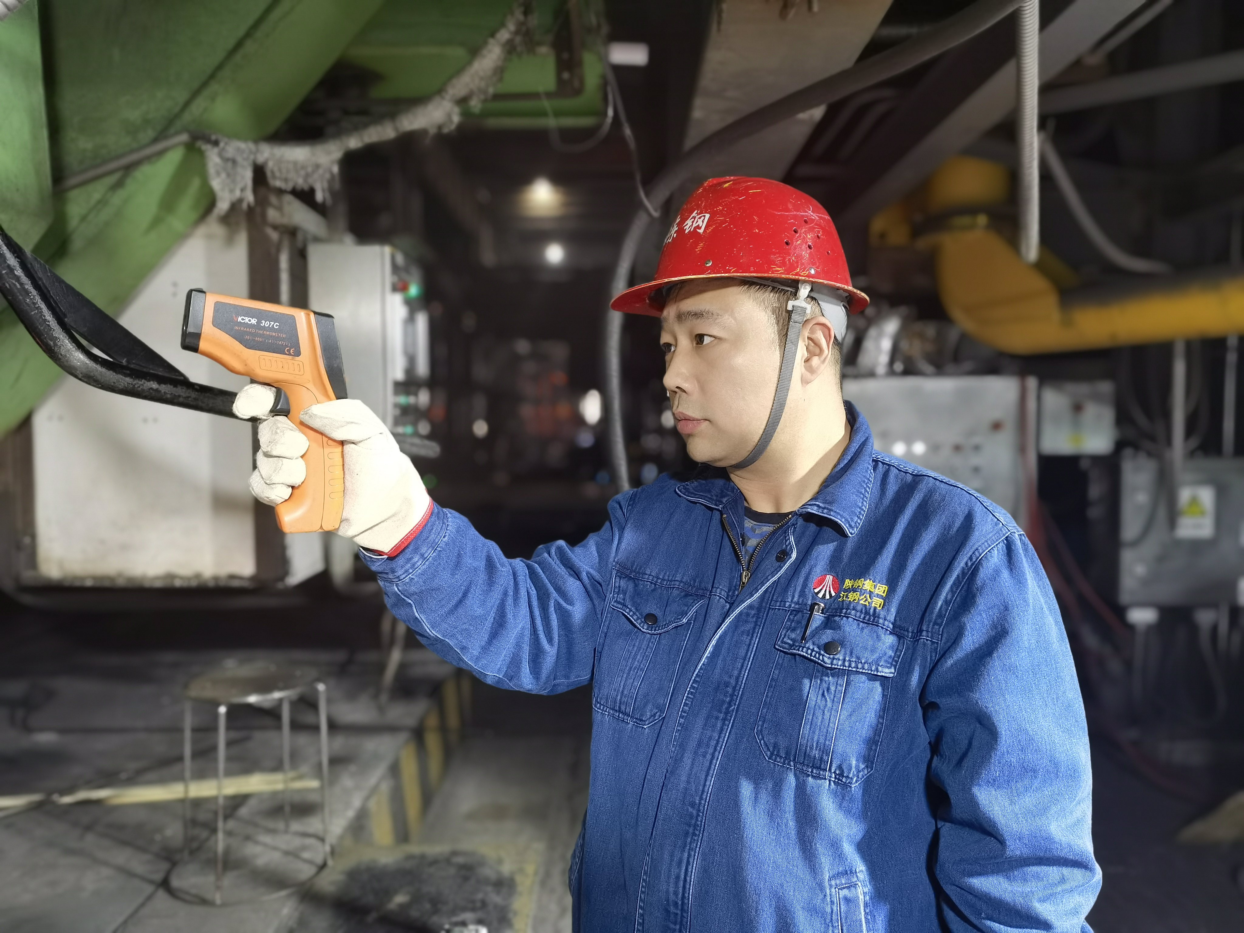 钢铁脊梁上的奋斗者 ——记汉钢公司2023-2024年度“劳动模范”党文波 钢铁脊梁上的奋斗者 ——记汉钢公司2023-2024年度“劳动模范”党文波