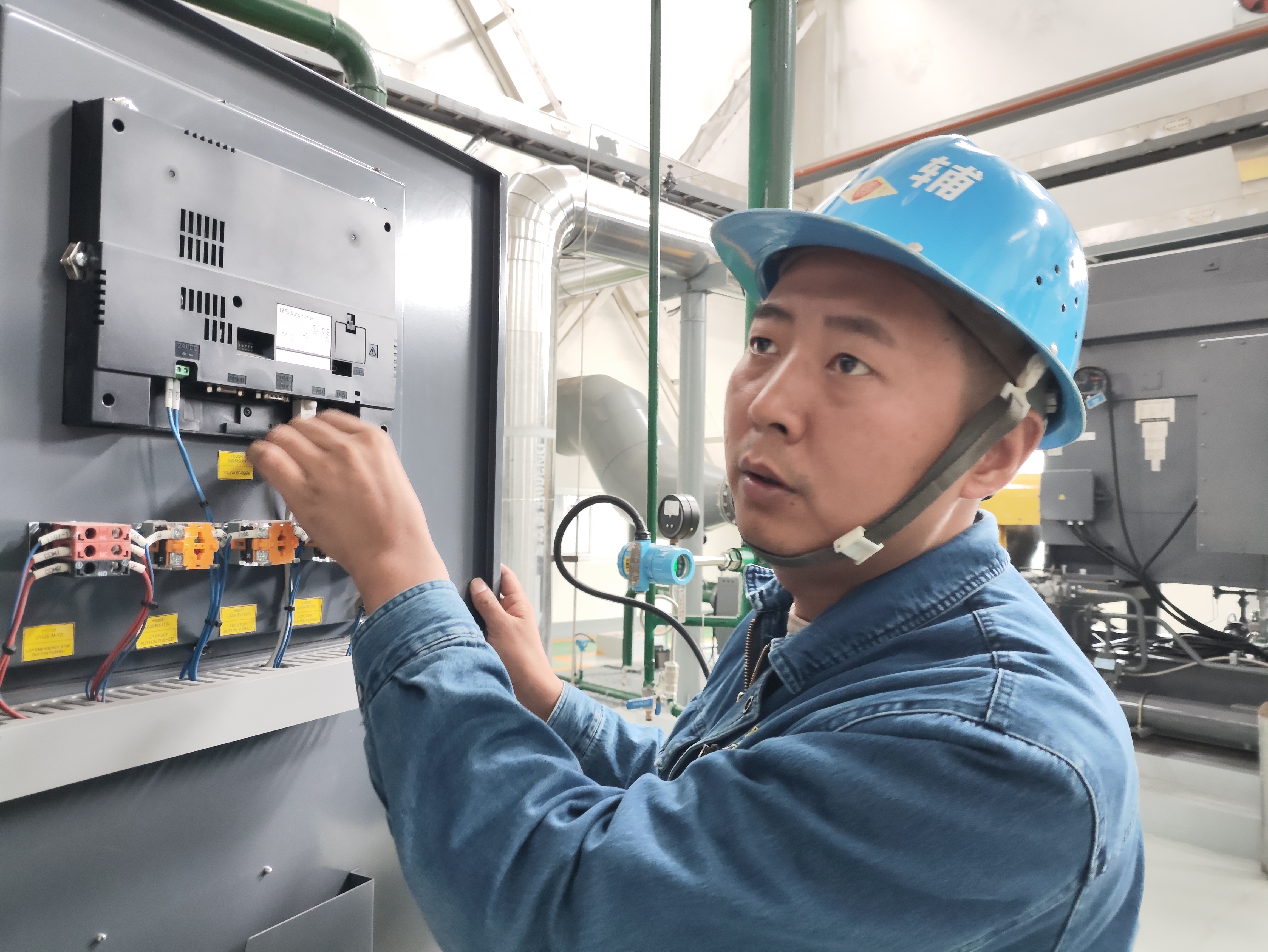 从“技术小白”到“行家里手”的蜕变 ---记第三届“陕钢工匠”冯明义 从“技术小白”到“行家里手”的蜕变 ---记第三届“陕钢工匠”冯明义