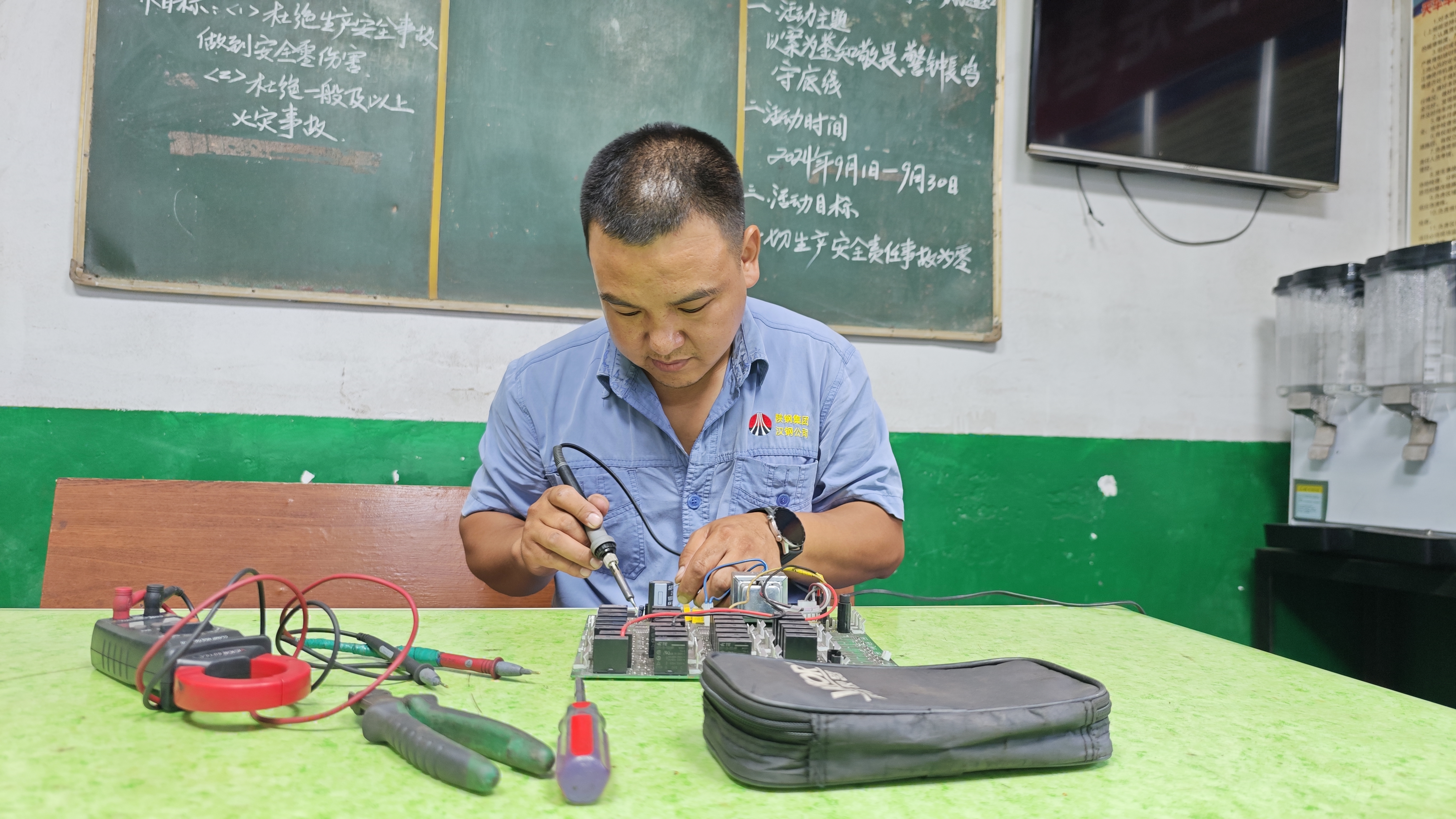 小小电工包，奏响奋进大乐章