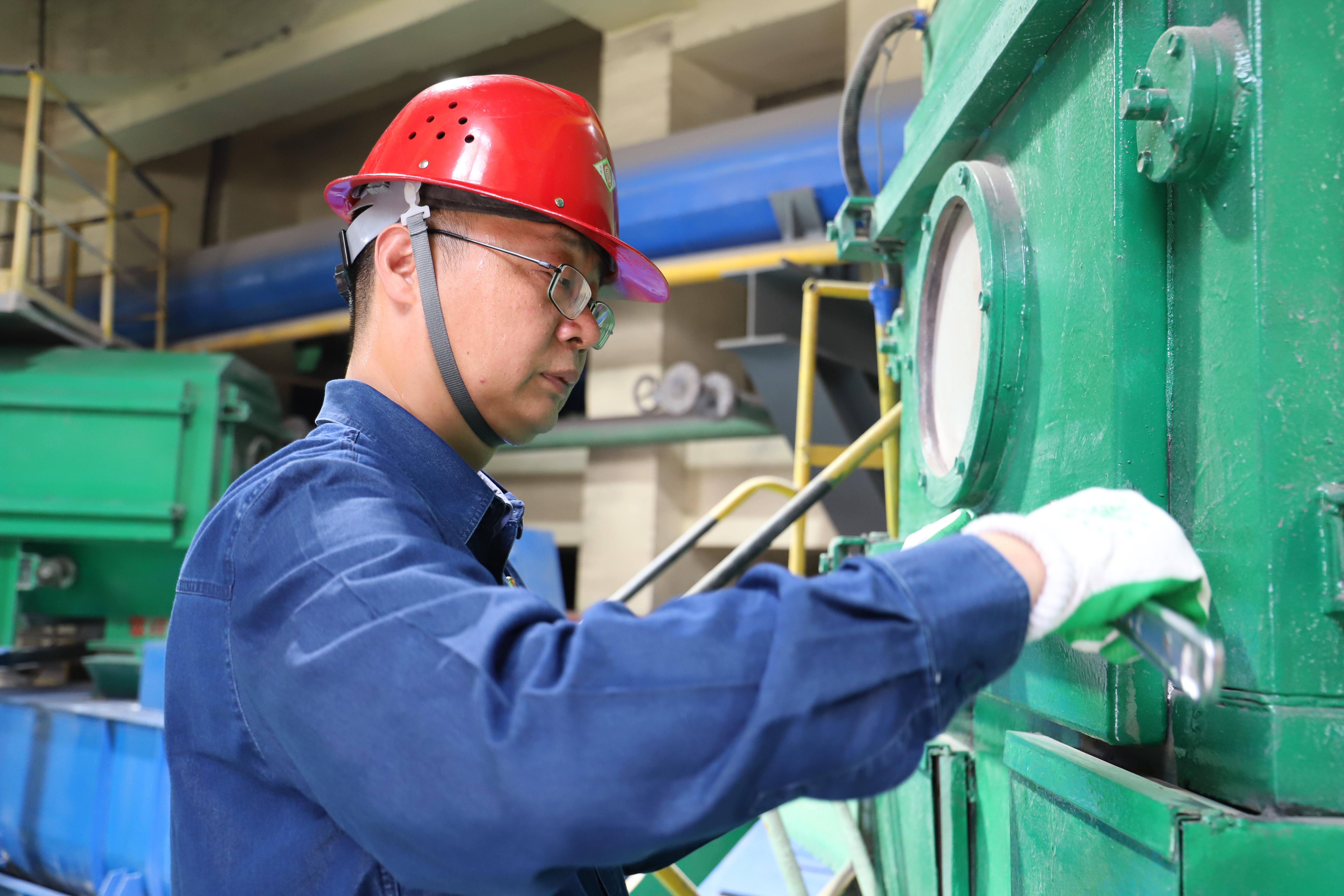 左手“技术锤”破烧结坚冰 右手“创新尺”量发展格局——记汉钢公司2023-2024年度第四届汉钢工匠 左手“技术锤”破烧结坚冰 右手“创新尺”量发展格局——记汉钢公司2023-2024年度第四届汉钢工匠