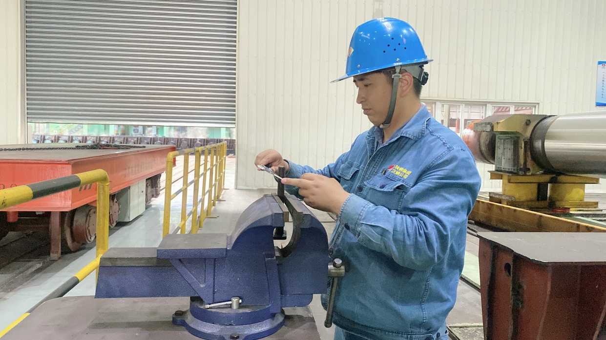 张强：钢铁洪流中的“毫米舞者”