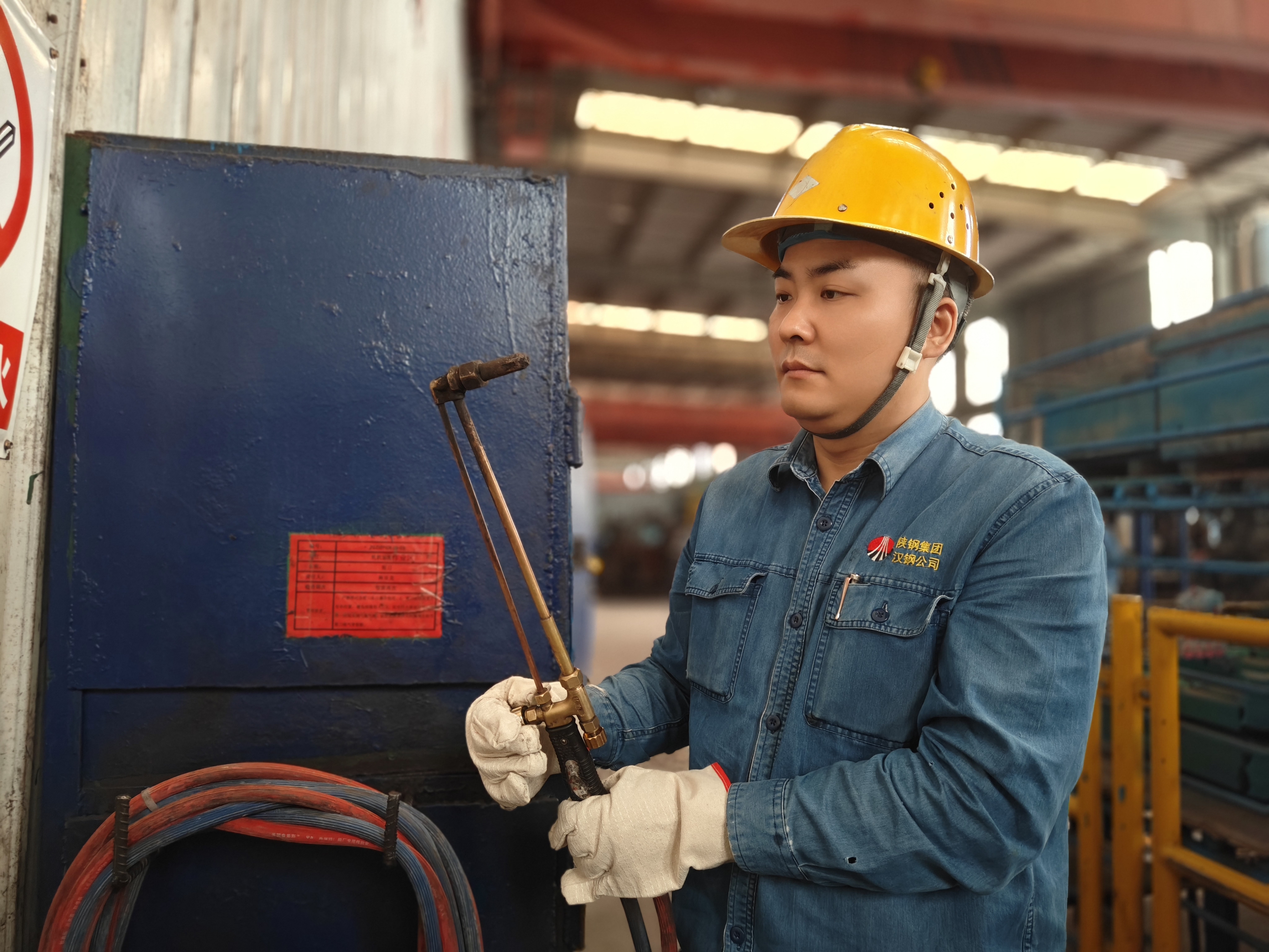 汗晶.钢魂:热浪中淬炼的“最帅天团” 汗晶.钢魂:热浪中淬炼的“最帅天团”