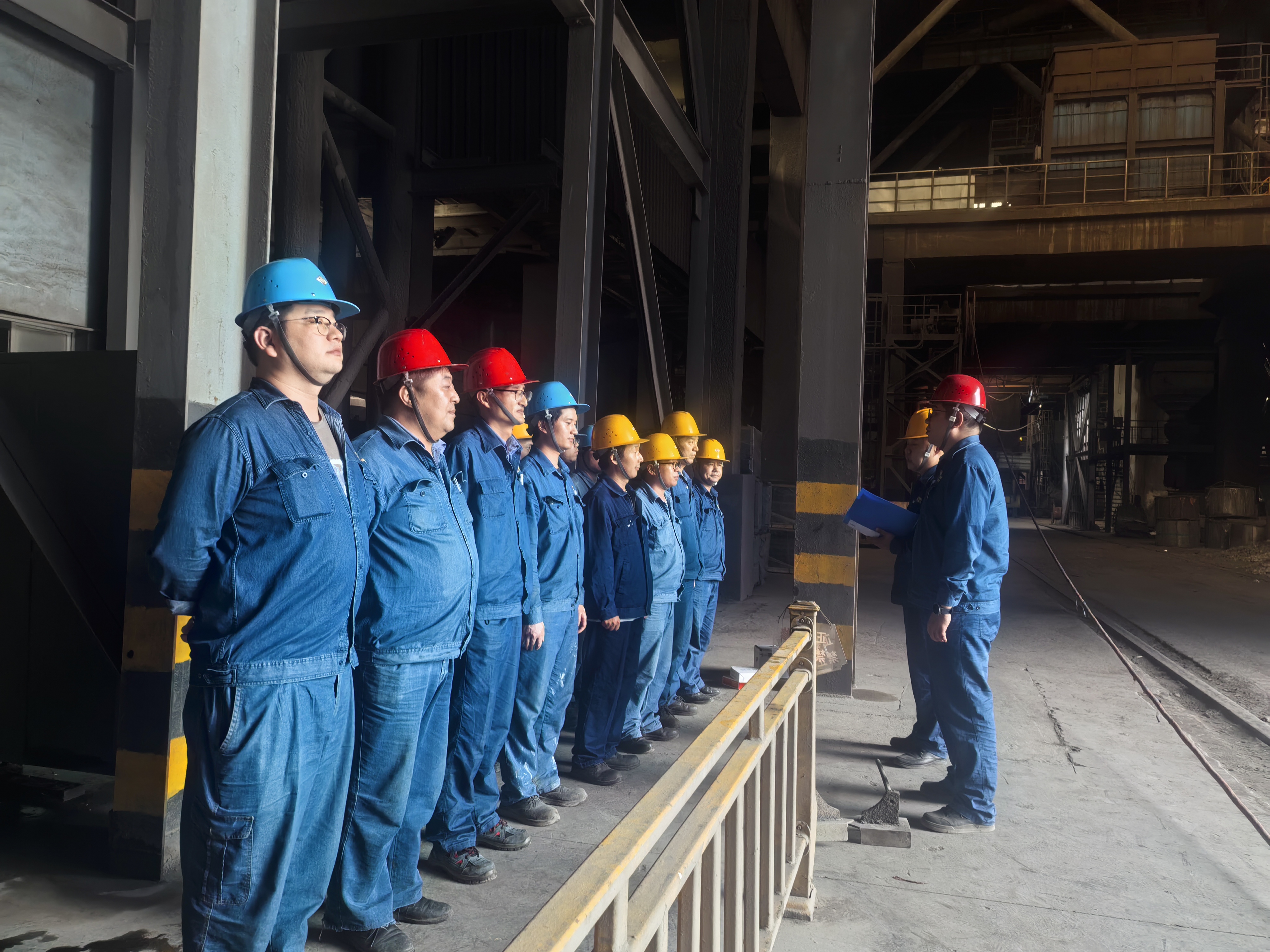 钢铁脊梁上的追光者 钢铁脊梁上的追光者