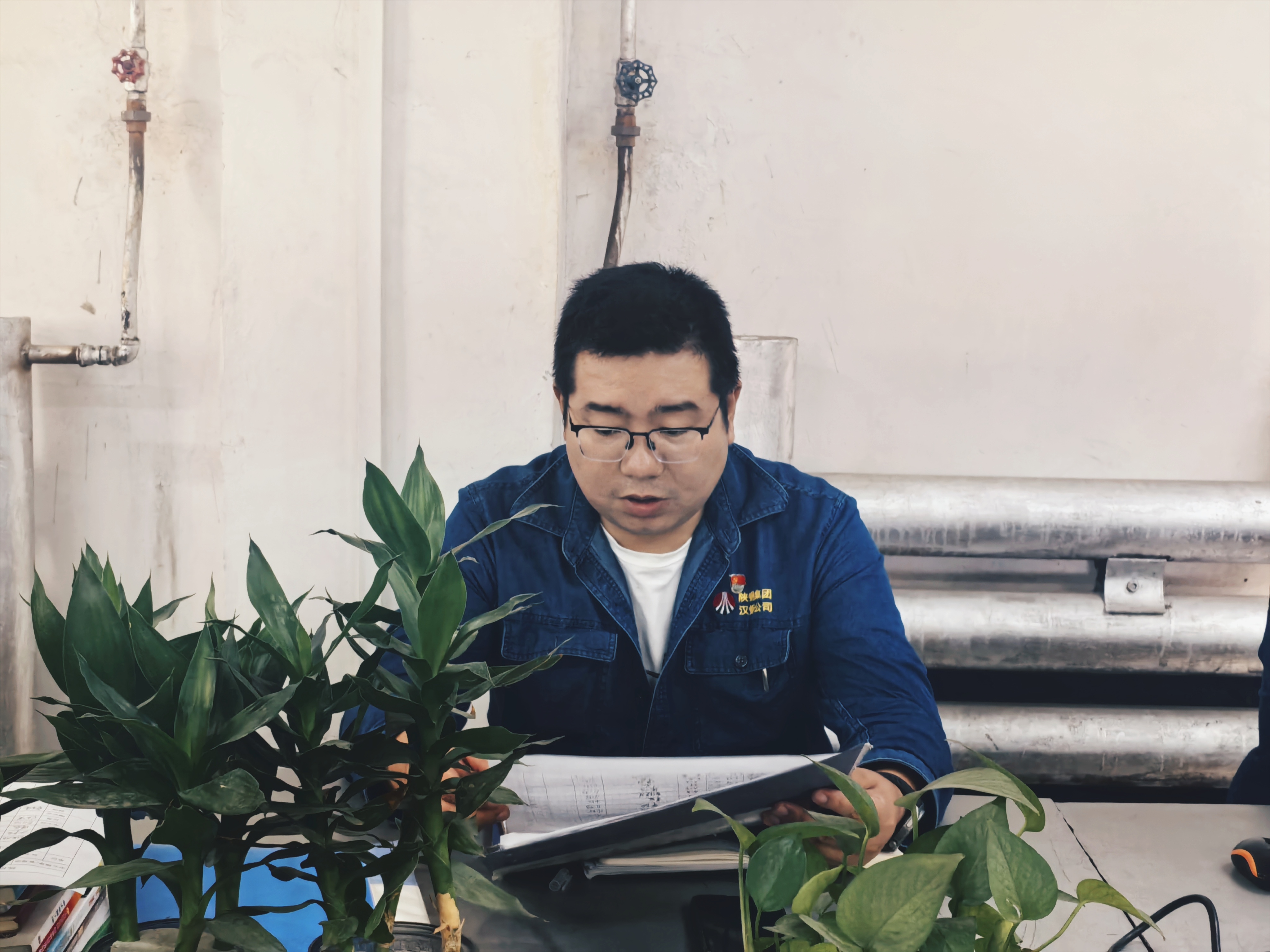 钢铁脊梁上的追光者 钢铁脊梁上的追光者