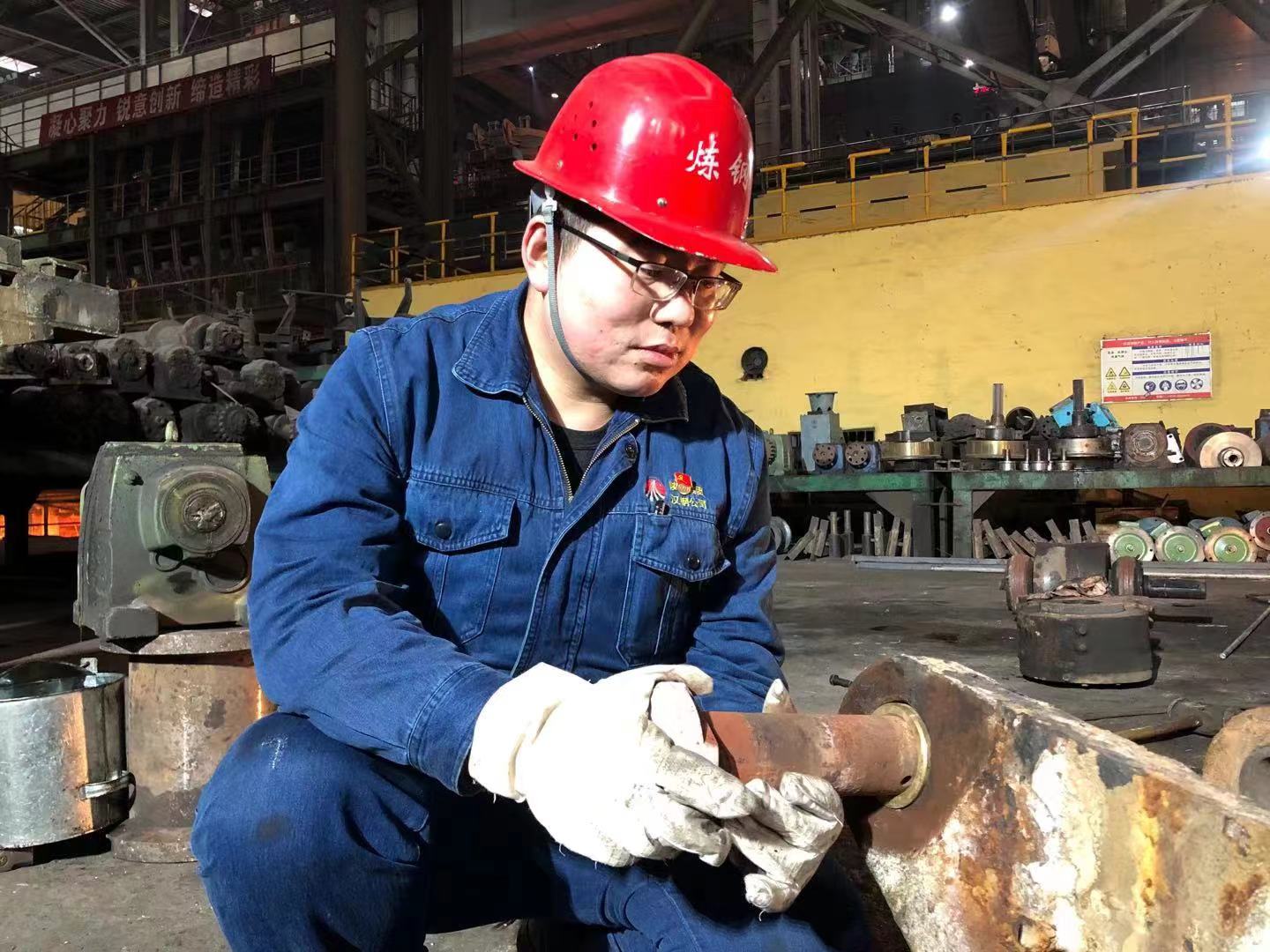 钢铁脊梁上的追光者 钢铁脊梁上的追光者