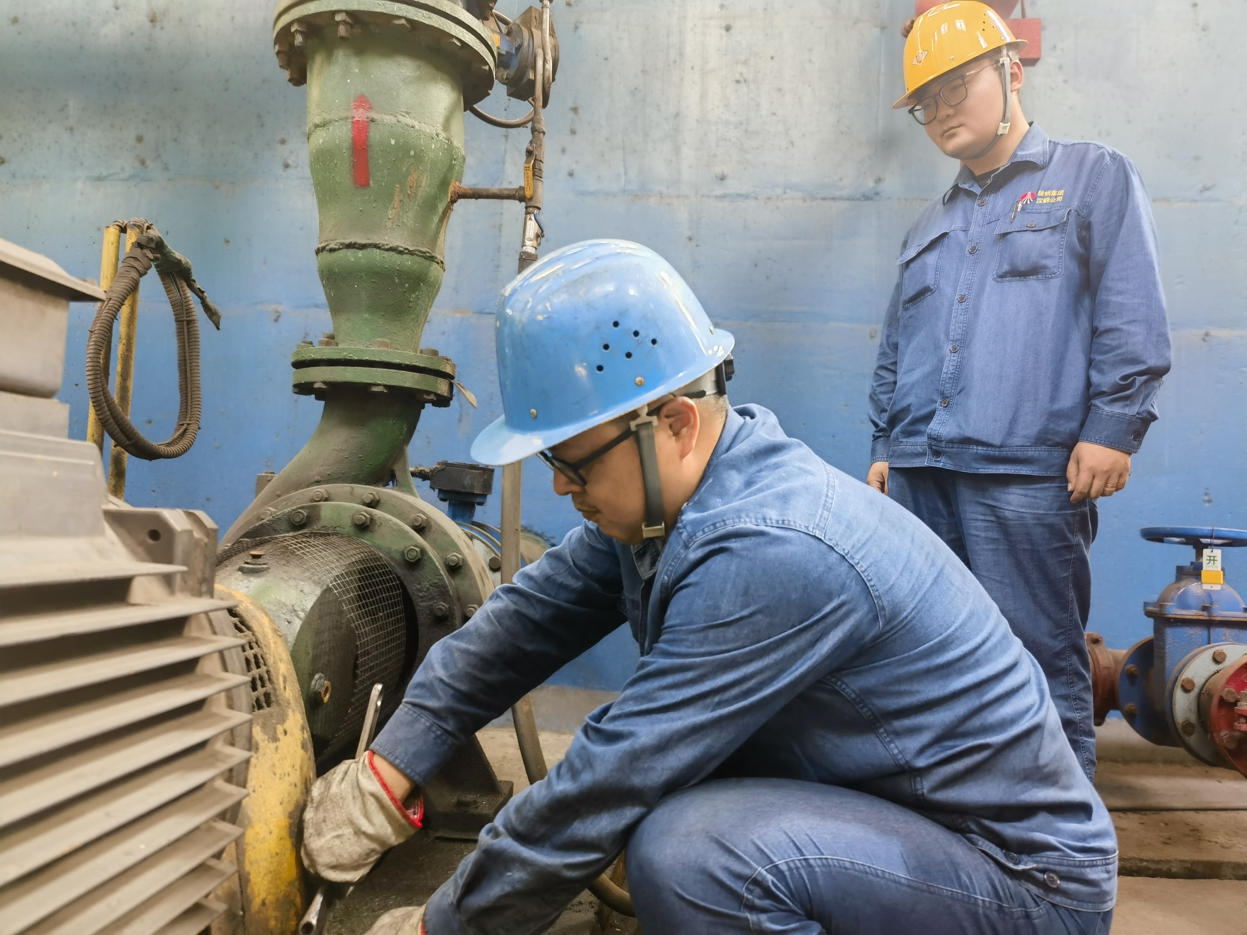 汗透工装又何妨?这群汉钢人护航生产不停歇 汗透工装又何妨?这群汉钢人护航生产不停歇