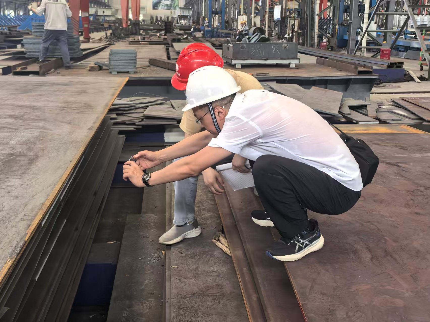 高温下,他们用满格“热力值”书写“滚烫答卷” 高温下,他们用满格“热力值”书写“滚烫答卷”