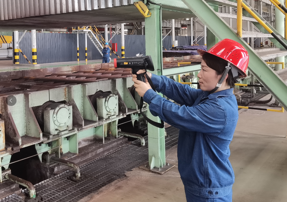 高温下,他们用满格“热力值”书写“滚烫答卷” 高温下,他们用满格“热力值”书写“滚烫答卷”