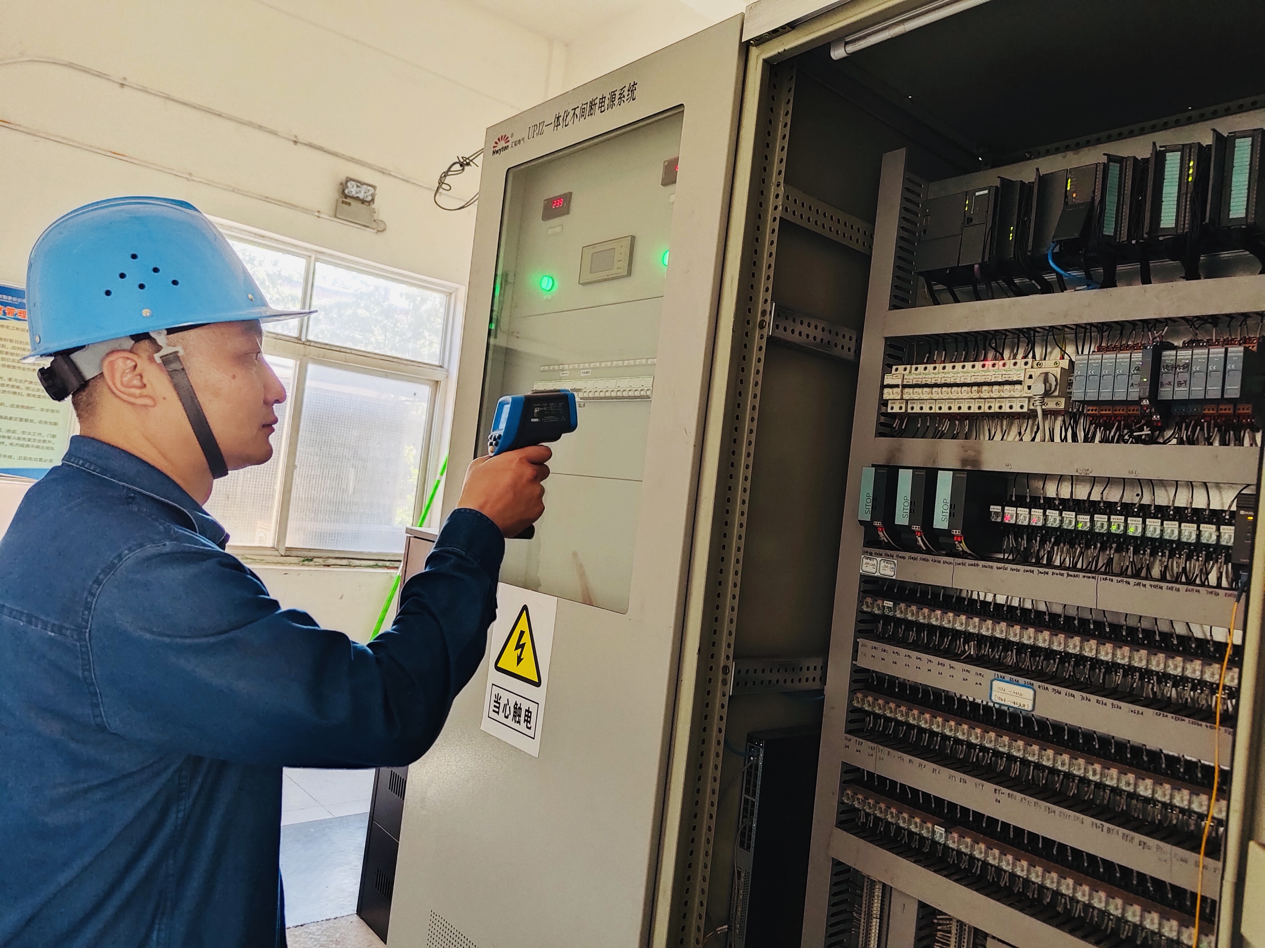 无畏“拷”验 钢城维修人奋战当“夏” 无畏“拷”验 钢城维修人奋战当“夏”