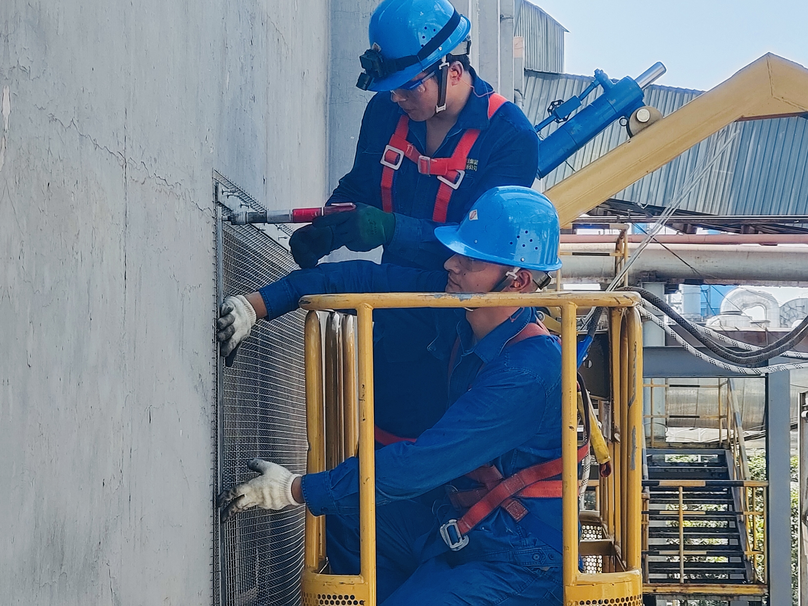 无畏“拷”验 钢城维修人奋战当“夏” 无畏“拷”验 钢城维修人奋战当“夏”