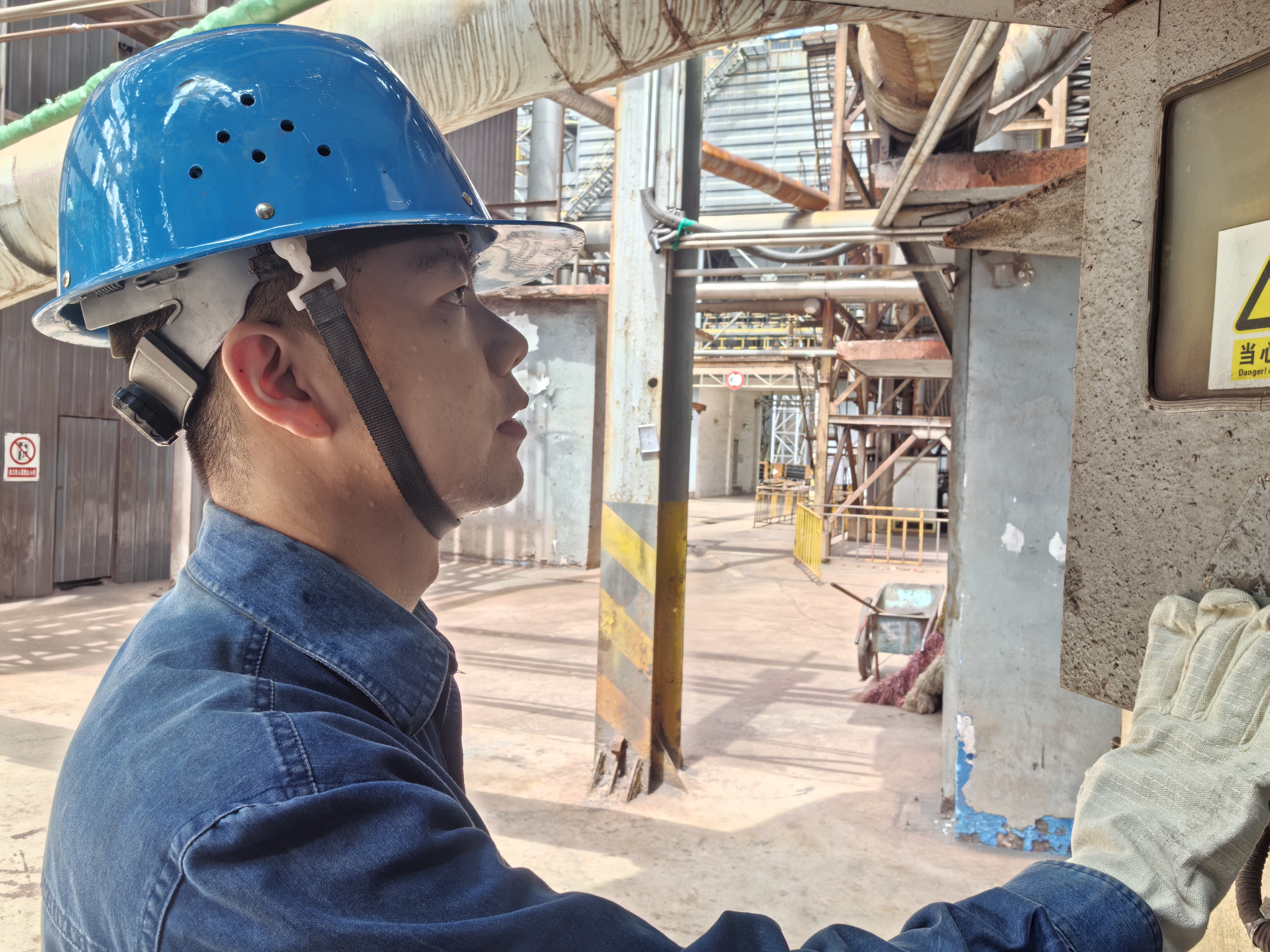 “蒸”战酷暑高温,“汗”守生产防线 “蒸”战酷暑高温,“汗”守生产防线