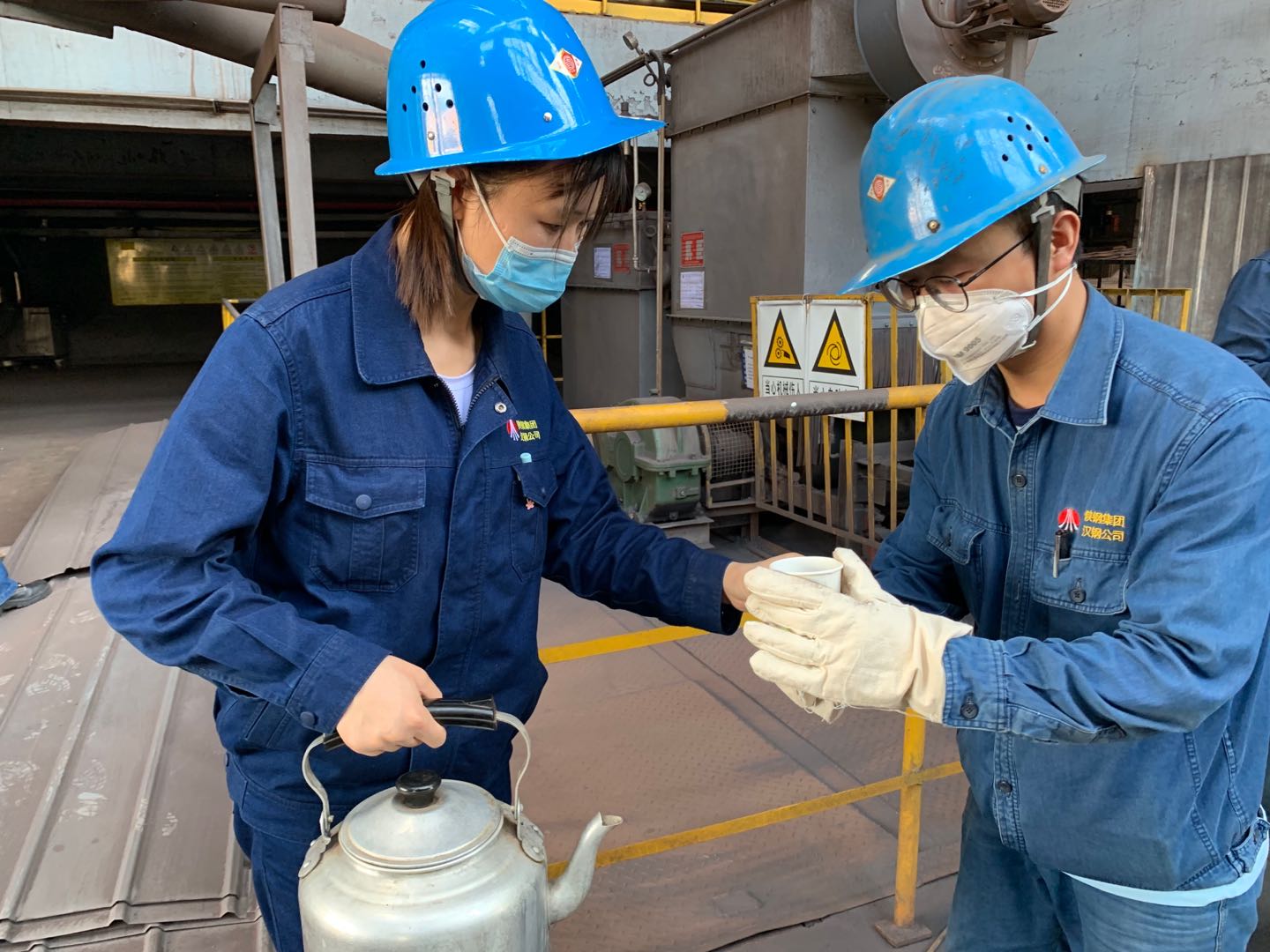 “蒸”战酷暑高温,“汗”守生产防线 “蒸”战酷暑高温,“汗”守生产防线