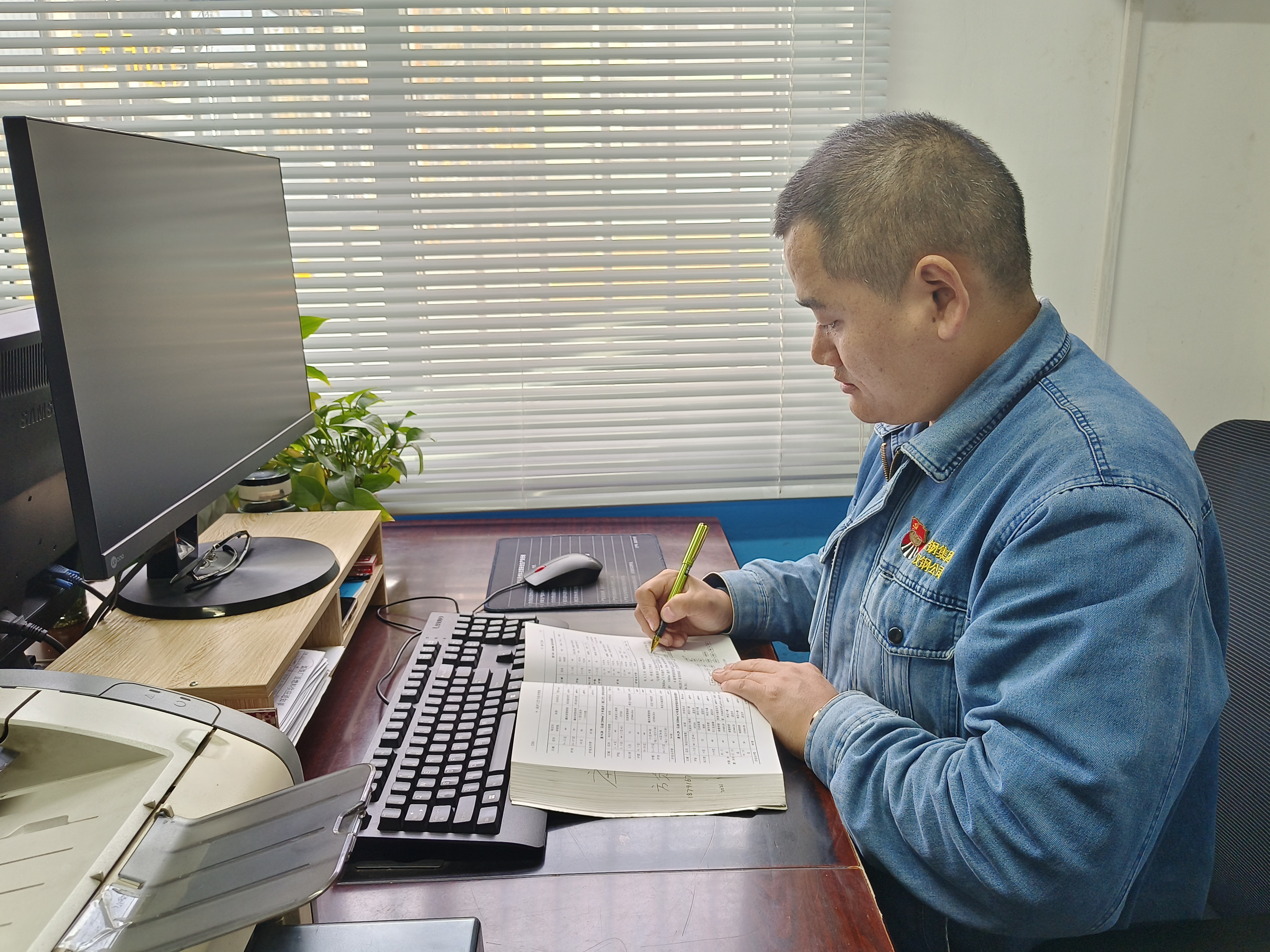 以奋斗之姿,绘就青春华章 以奋斗之姿,绘就青春华章