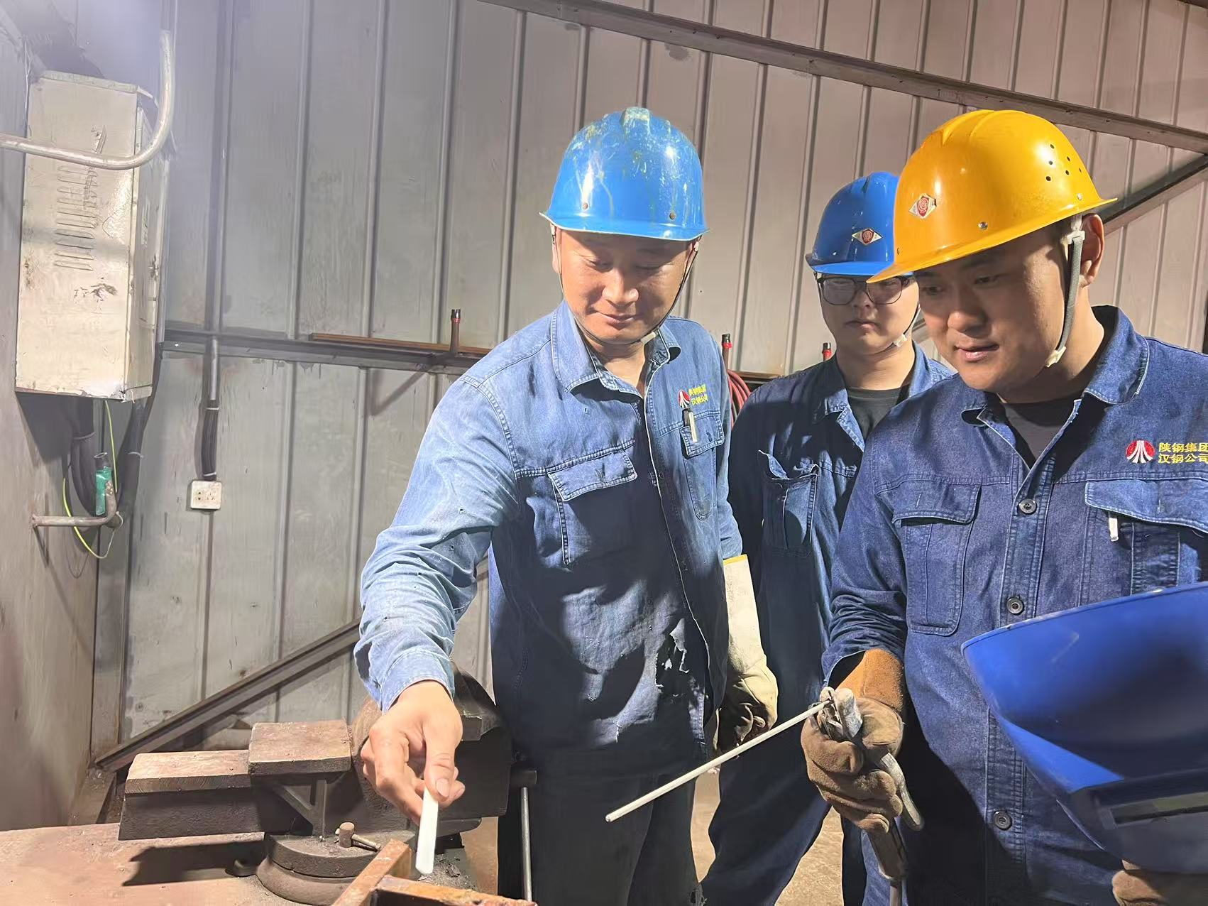 以汗水铸就梦想,于一线绽放光芒 以汗水铸就梦想,于一线绽放光芒