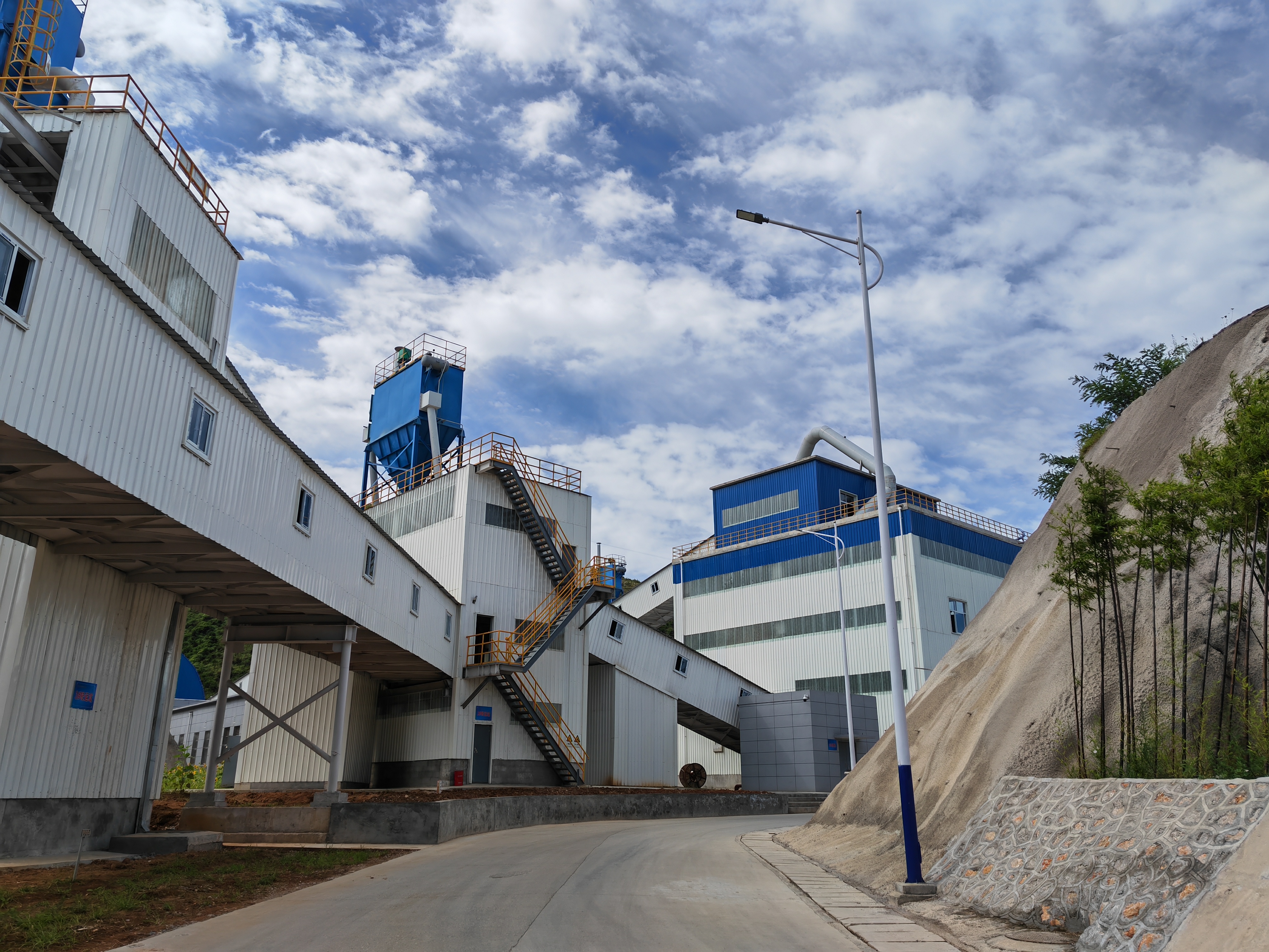 逐绿而生 向绿而行 开启绿色矿山建设新篇章 逐绿而生 向绿而行 开启绿色矿山建设新篇章