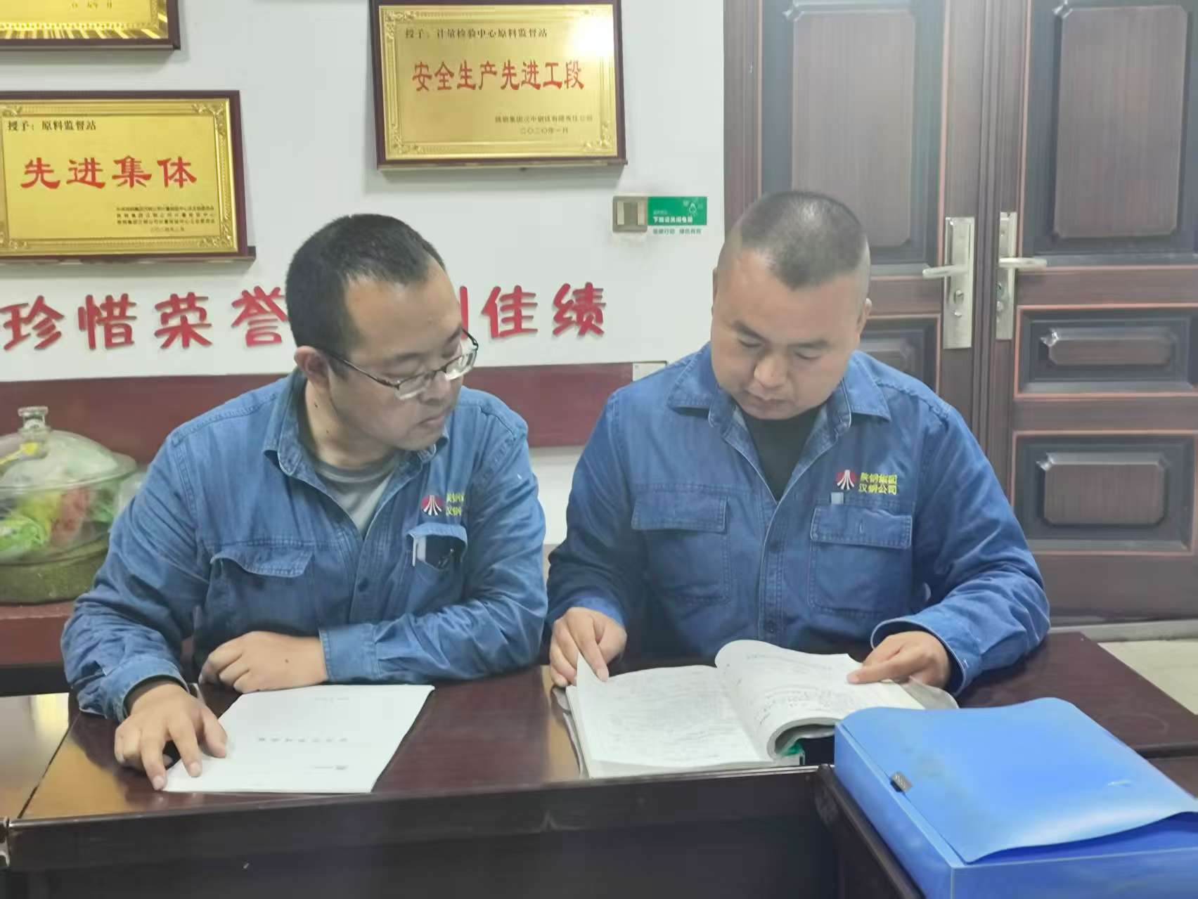 穿上工装仍然是个“兵” 穿上工装仍然是个“兵”