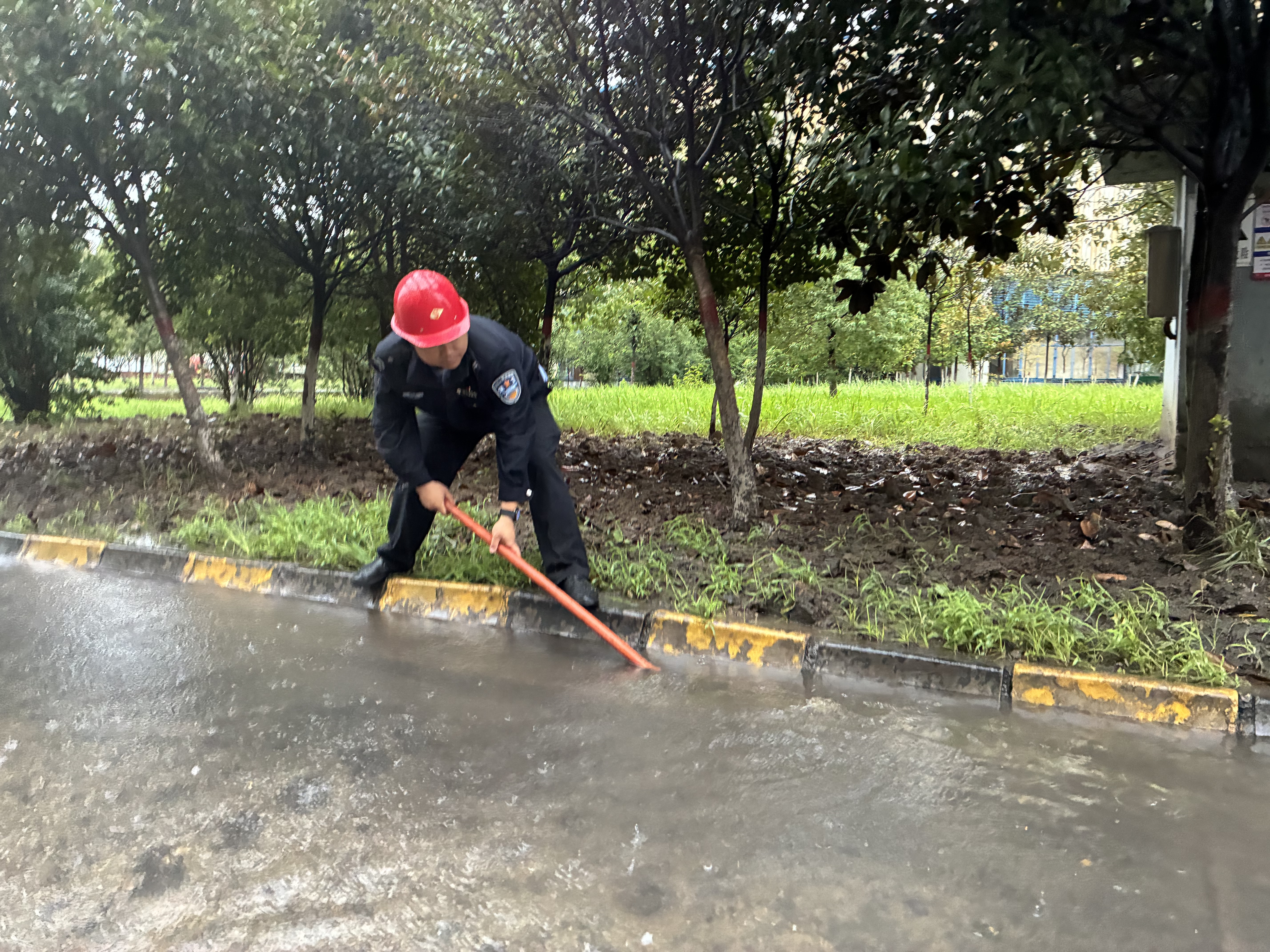 “汛”令如山，内保服务中心以坚守筑牢公司“安全堤”