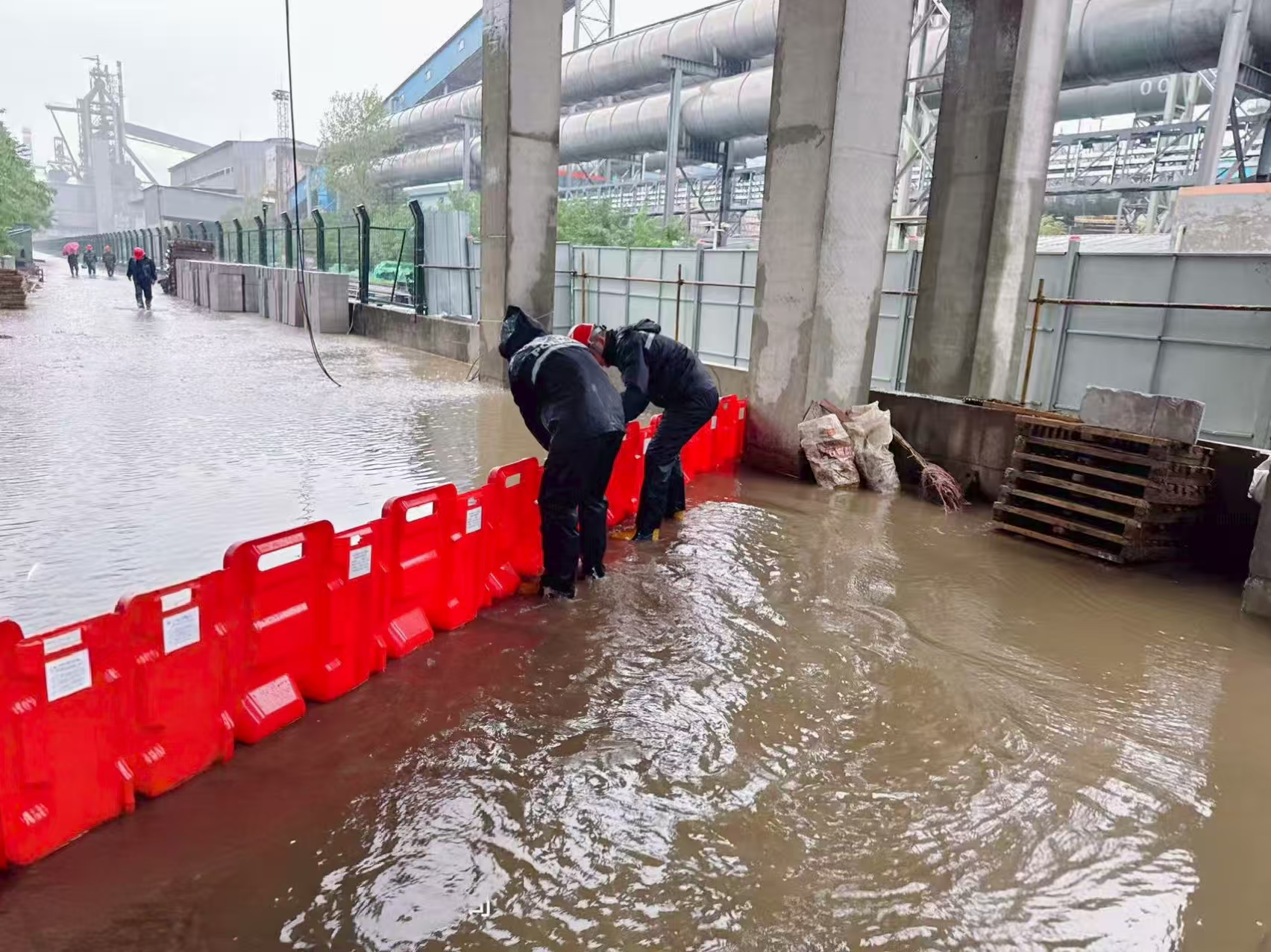 “汛”令如山，内保服务中心以坚守筑牢公司“安全堤”