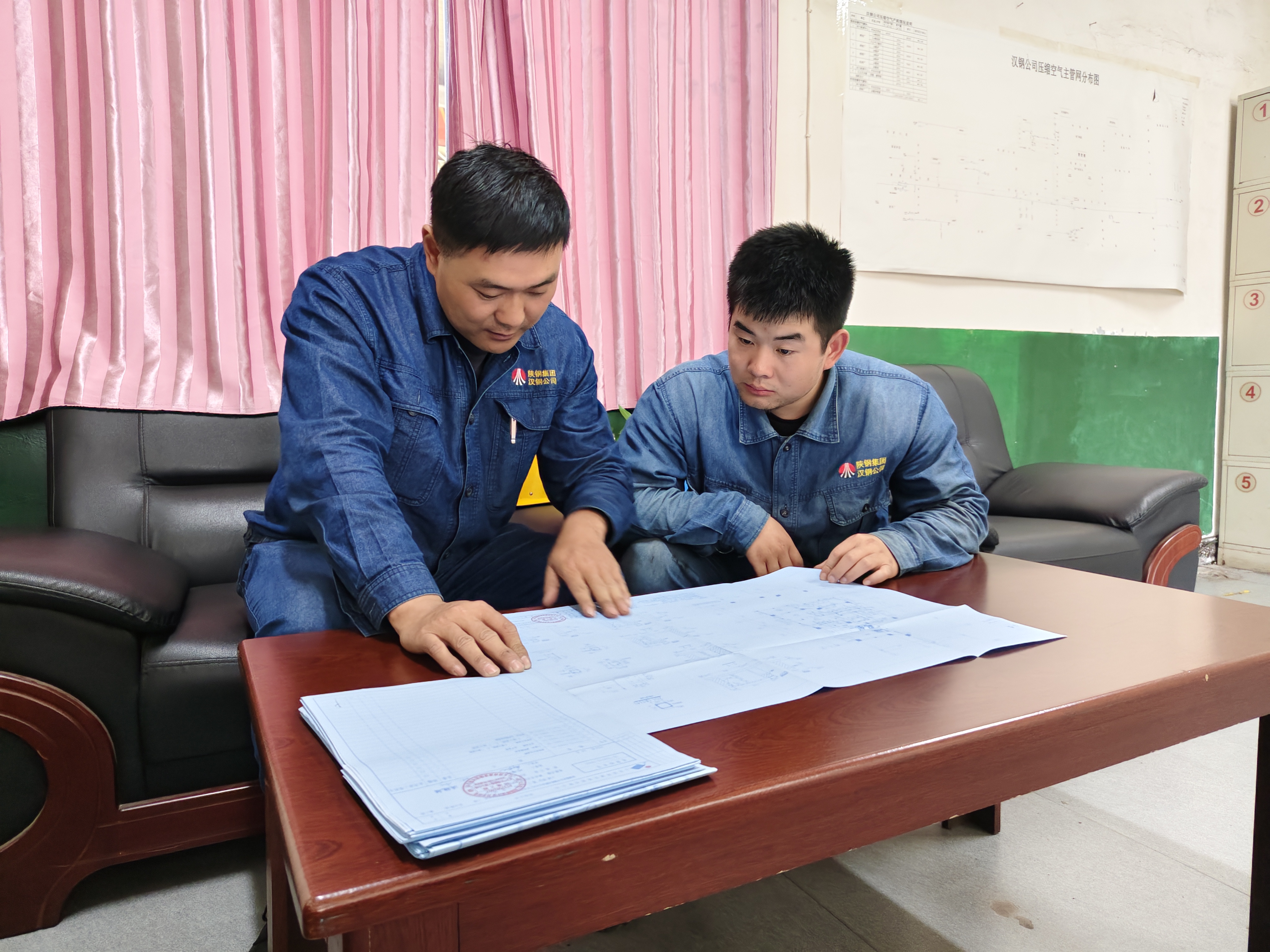 一张张师徒照,藏尽“传帮带”的暖与诚 一张张师徒照,藏尽“传帮带”的暖与诚