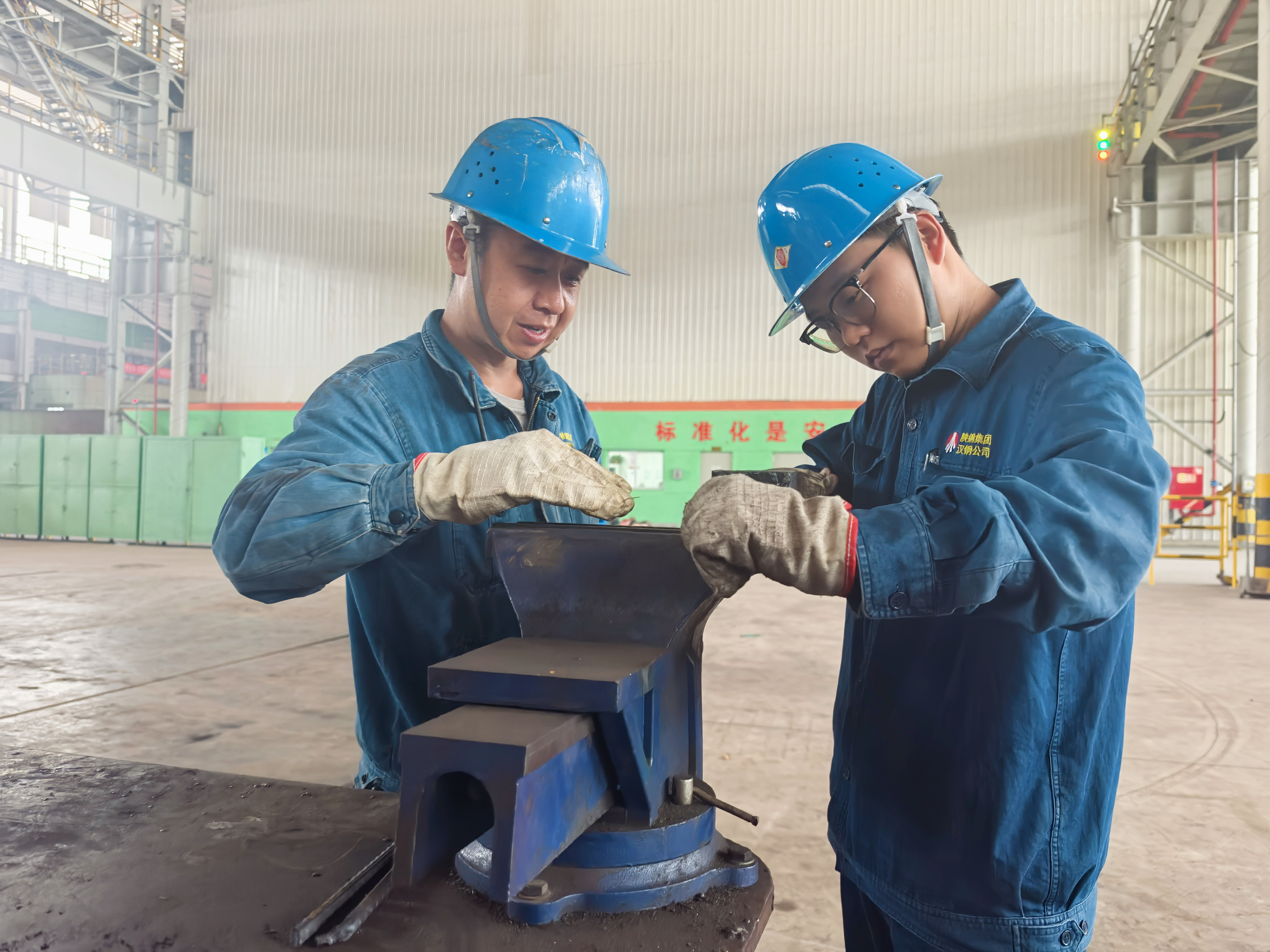 一张张师徒照,藏尽“传帮带”的暖与诚 一张张师徒照,藏尽“传帮带”的暖与诚