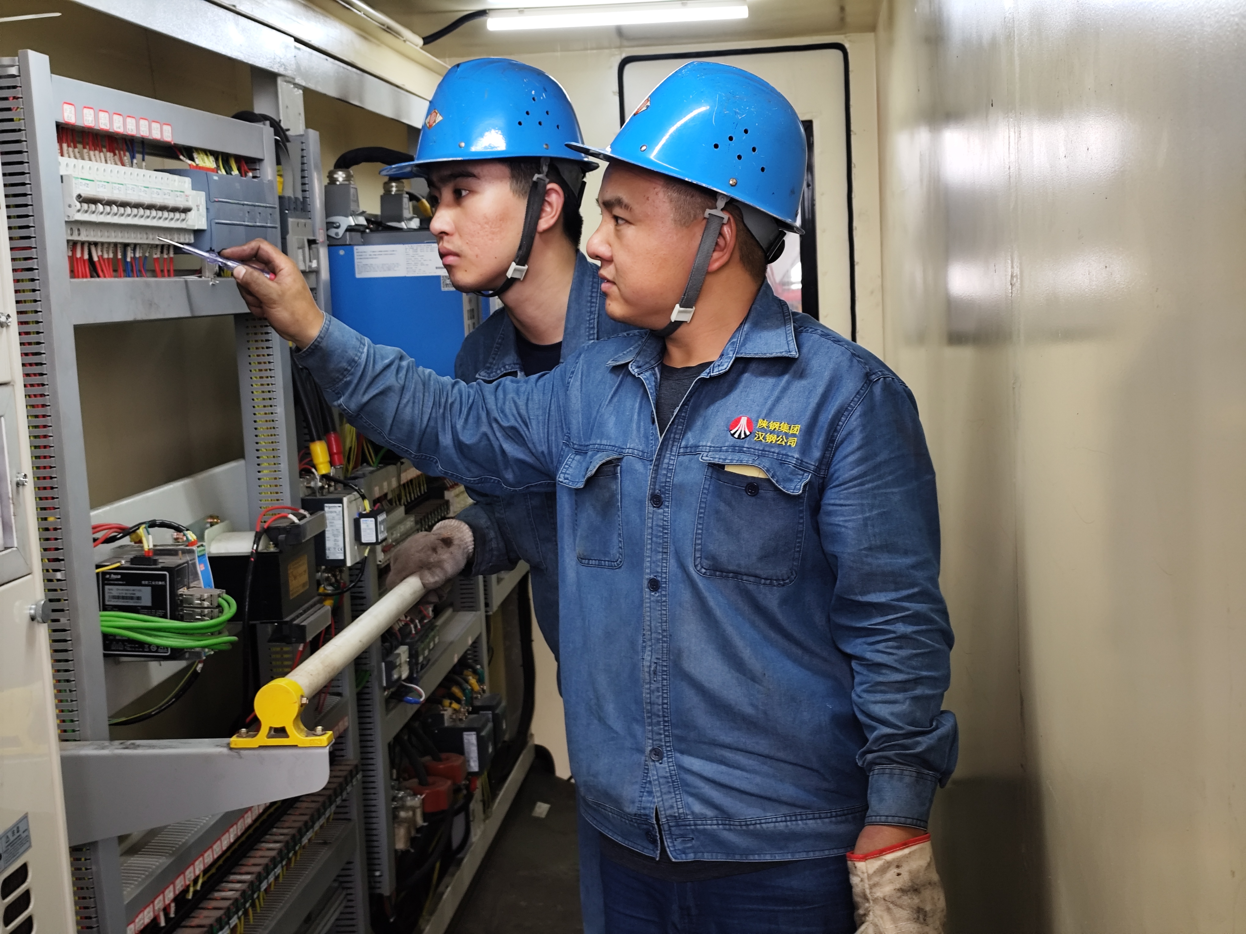 一张张师徒照,藏尽“传帮带”的暖与诚 一张张师徒照,藏尽“传帮带”的暖与诚