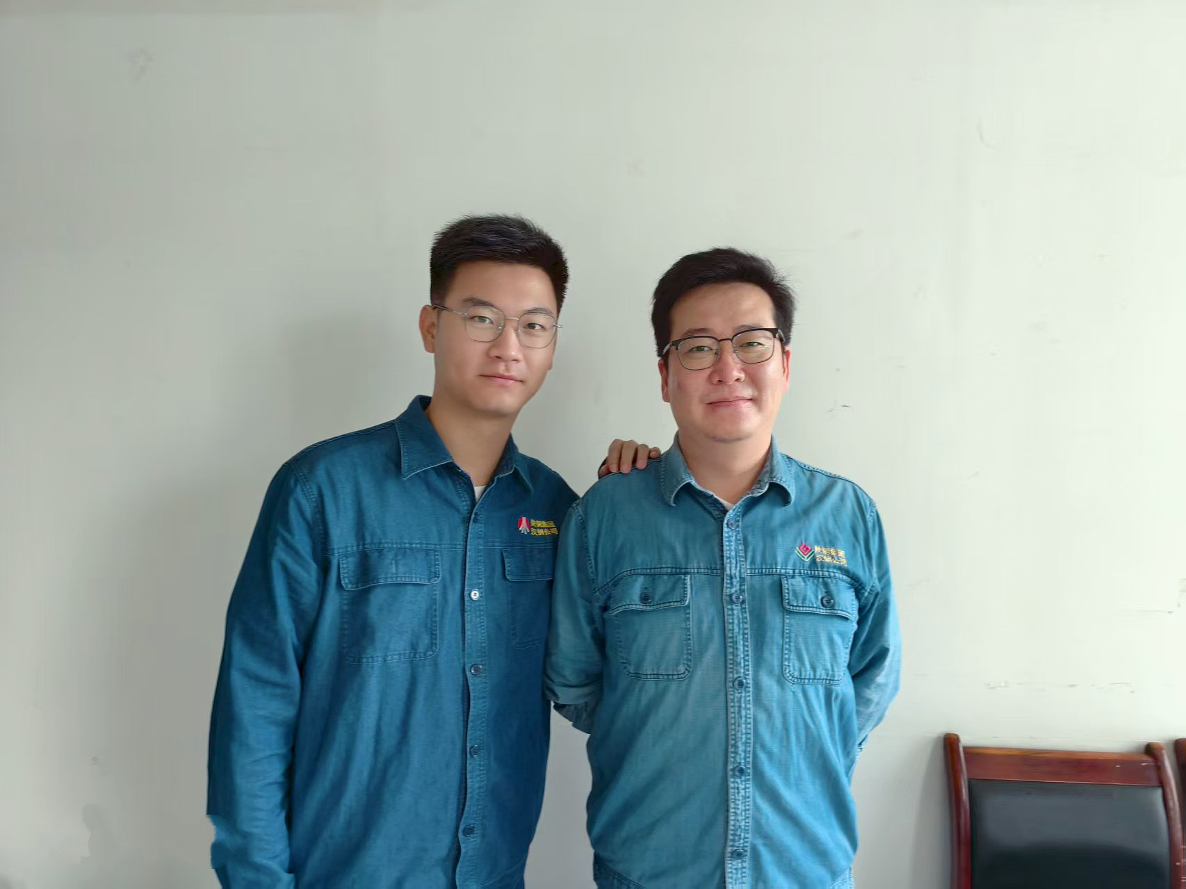 一张张师徒照,藏尽“传帮带”的暖与诚 一张张师徒照,藏尽“传帮带”的暖与诚