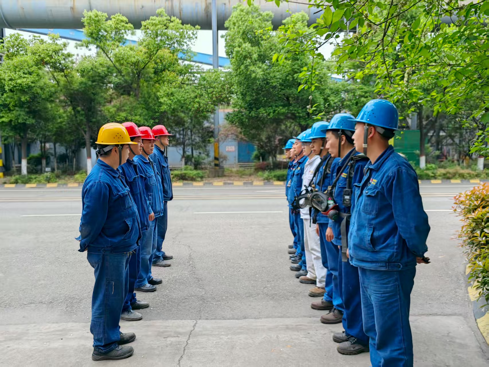 晨曦微露到夜静更深——炼钢安全人的“守护日常” 晨曦微露到夜静更深——炼钢安全人的“守护日常”