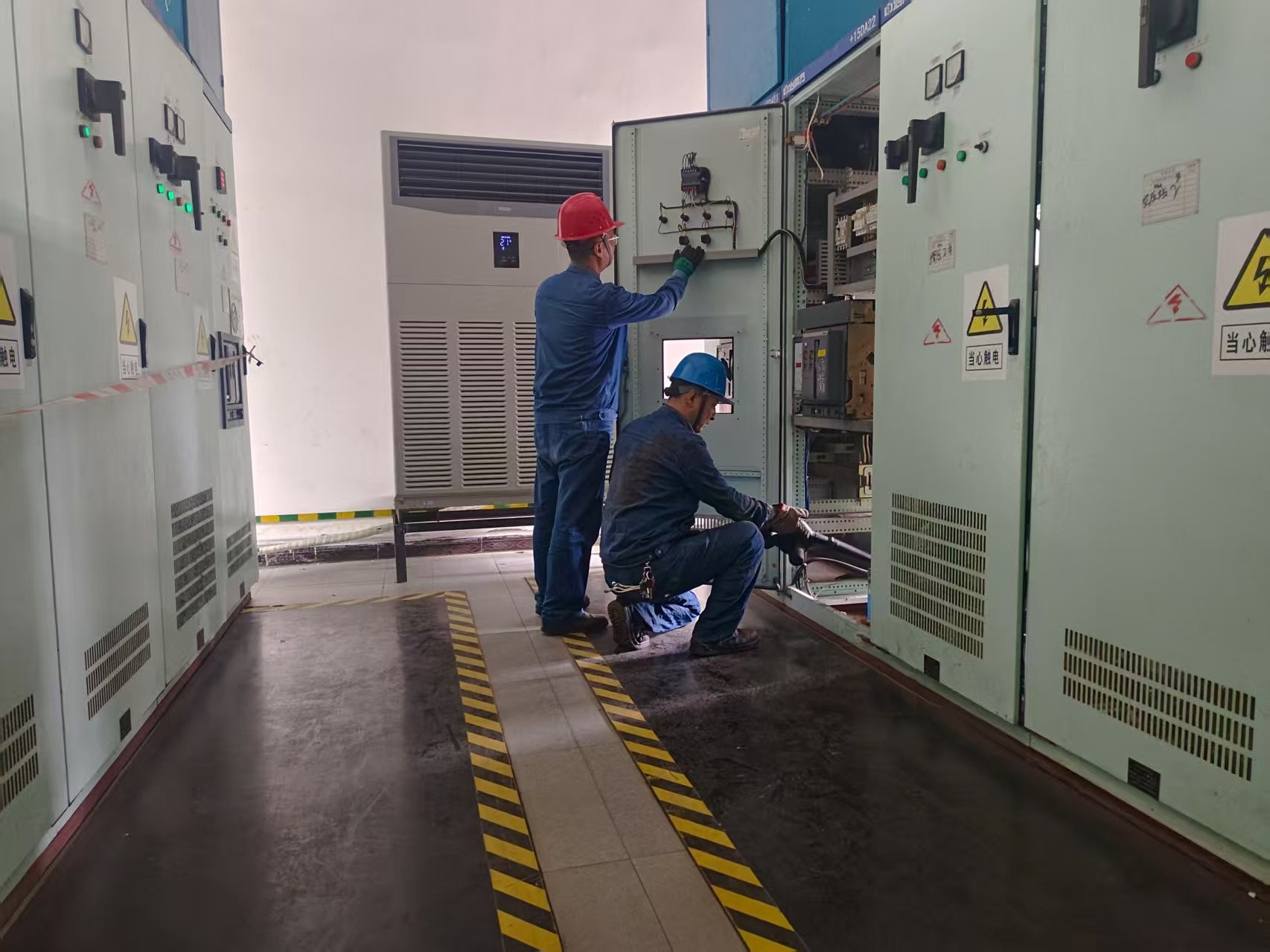 铁火交响曲中的“电医生” —汉钢公司高炉电气系统秋季检修纪实 铁火交响曲中的“电医生” —汉钢公司高炉电气系统秋季检修纪实