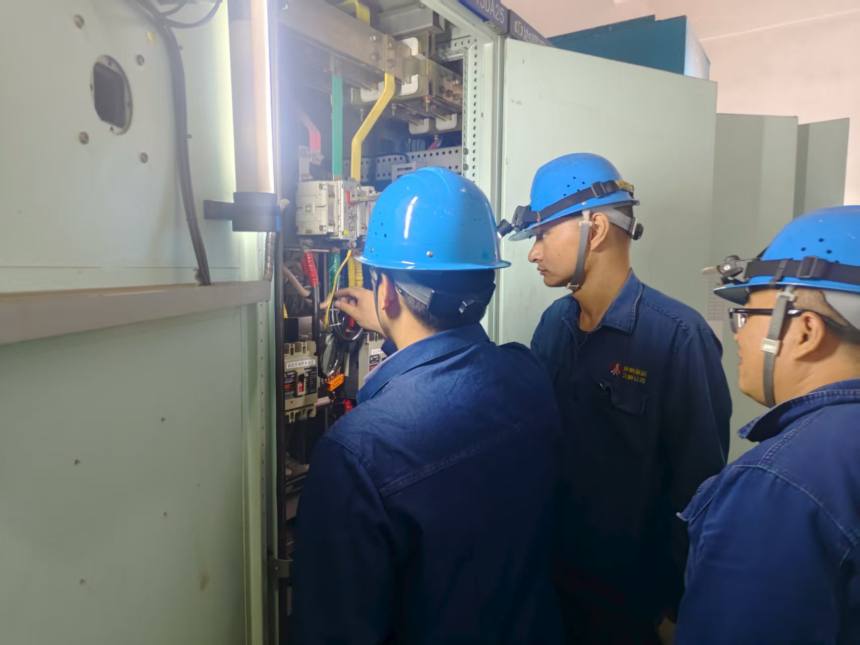 铁火交响曲中的“电医生” —汉钢公司高炉电气系统秋季检修纪实 铁火交响曲中的“电医生” —汉钢公司高炉电气系统秋季检修纪实