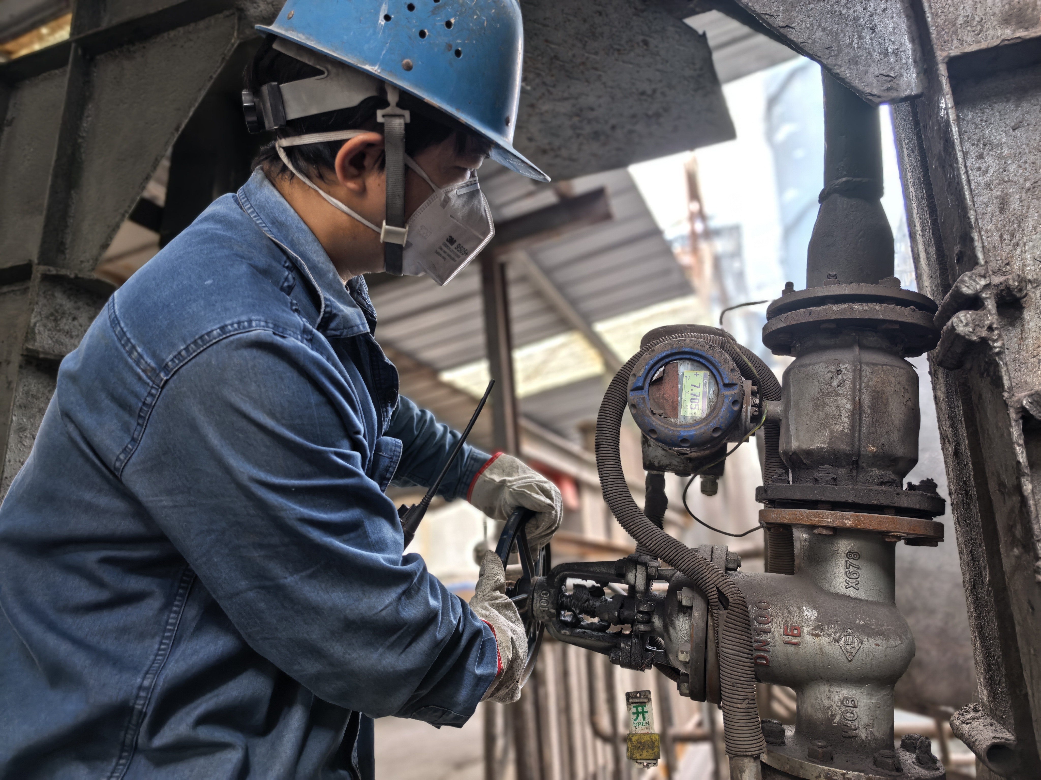 赞!为千米钢铁巨龙“换新衣” 赞!为千米钢铁巨龙“换新衣”