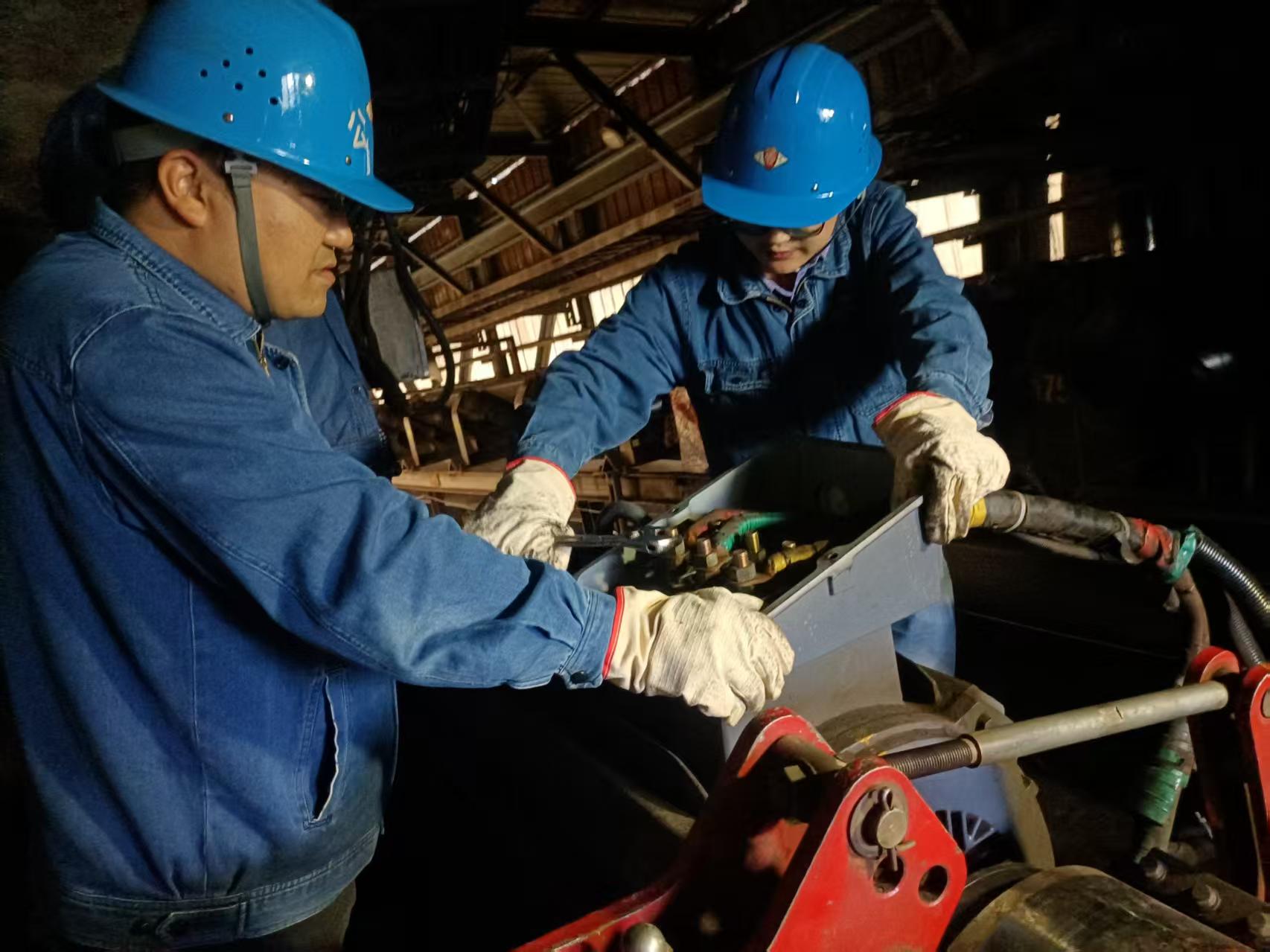 赞!为千米钢铁巨龙“换新衣” 赞!为千米钢铁巨龙“换新衣”