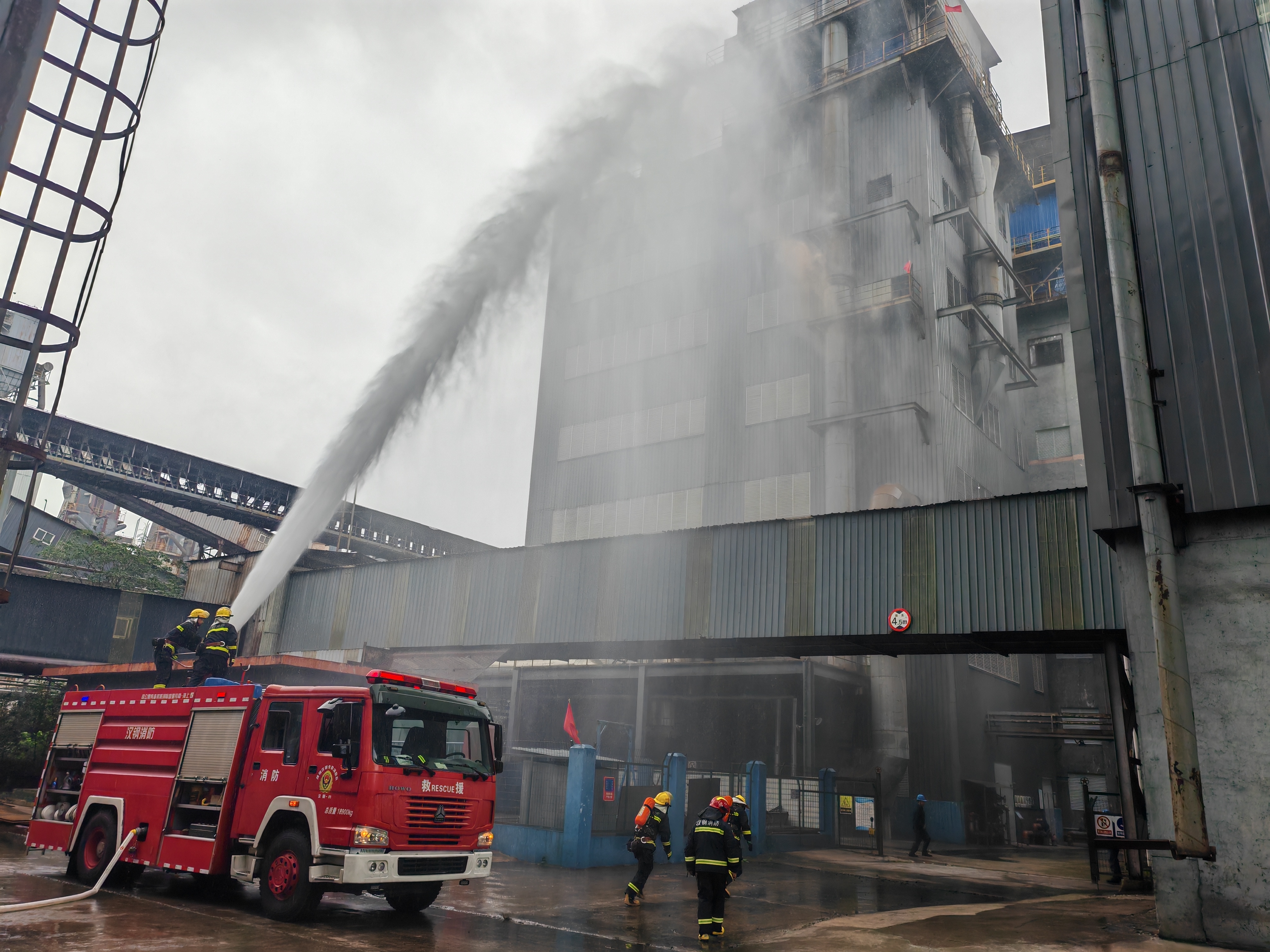 汉钢公司开展下半年粉尘爆炸事故应急演练