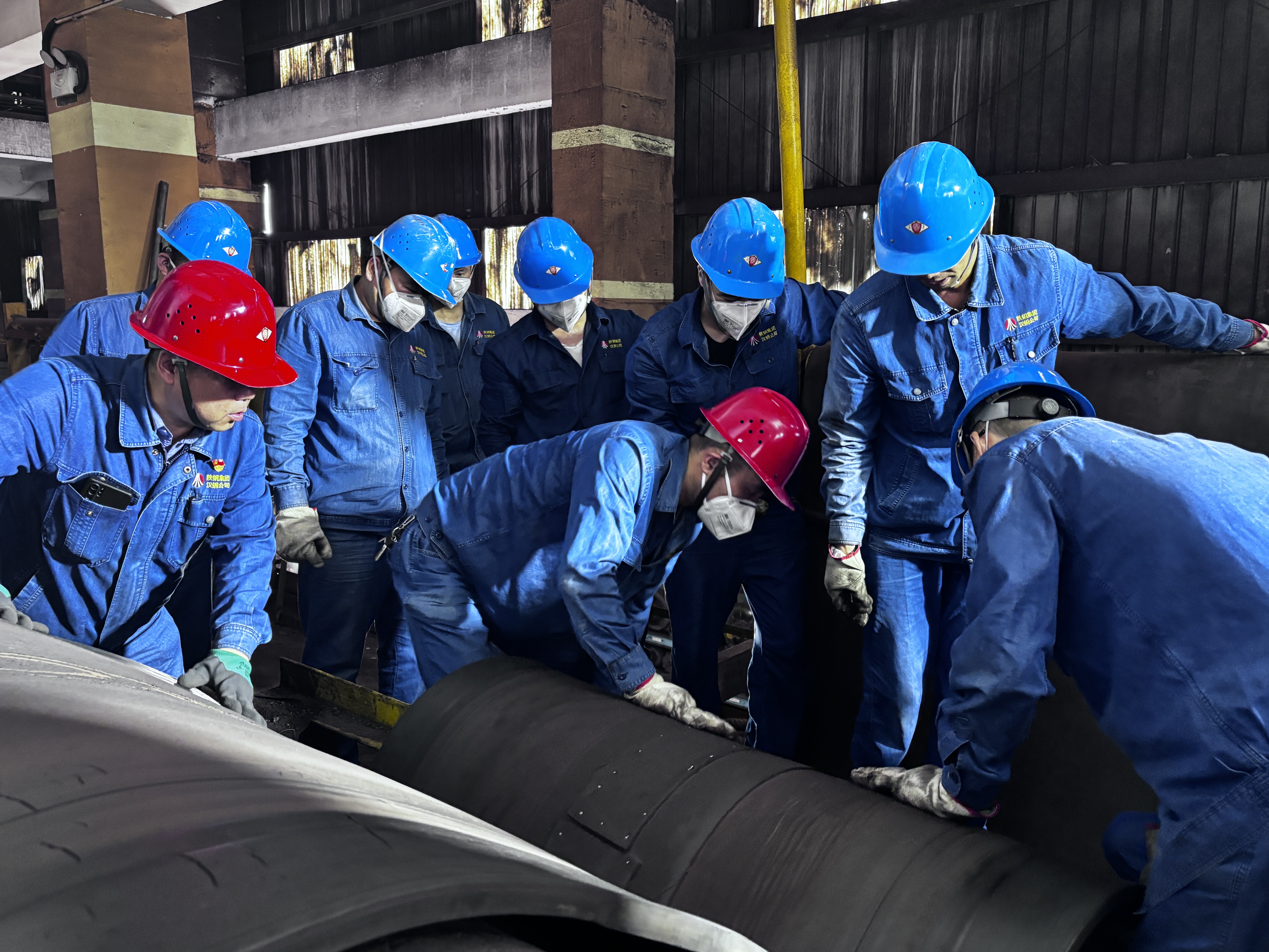 赞!为千米钢铁巨龙“换新衣” 赞!为千米钢铁巨龙“换新衣”