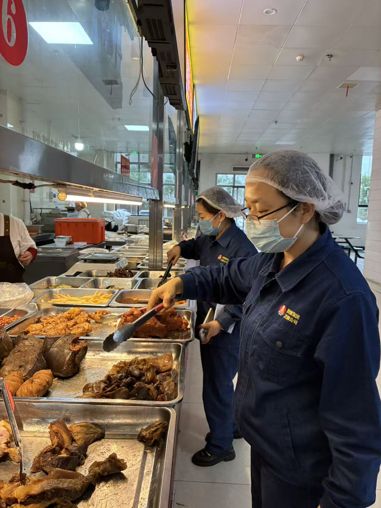 汉钢食堂：员工的“暖心厨房”