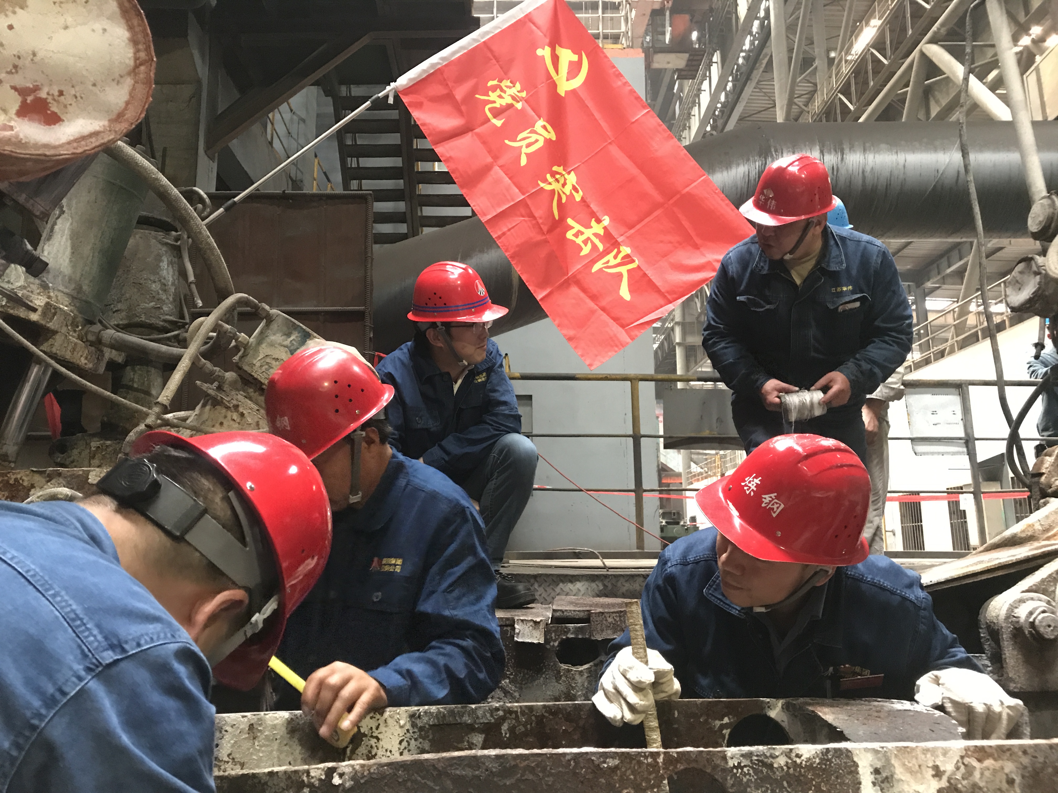 “党建红”点亮“技术蓝”,让创新火花燃起来 “党建红”点亮“技术蓝”,让创新火花燃起来