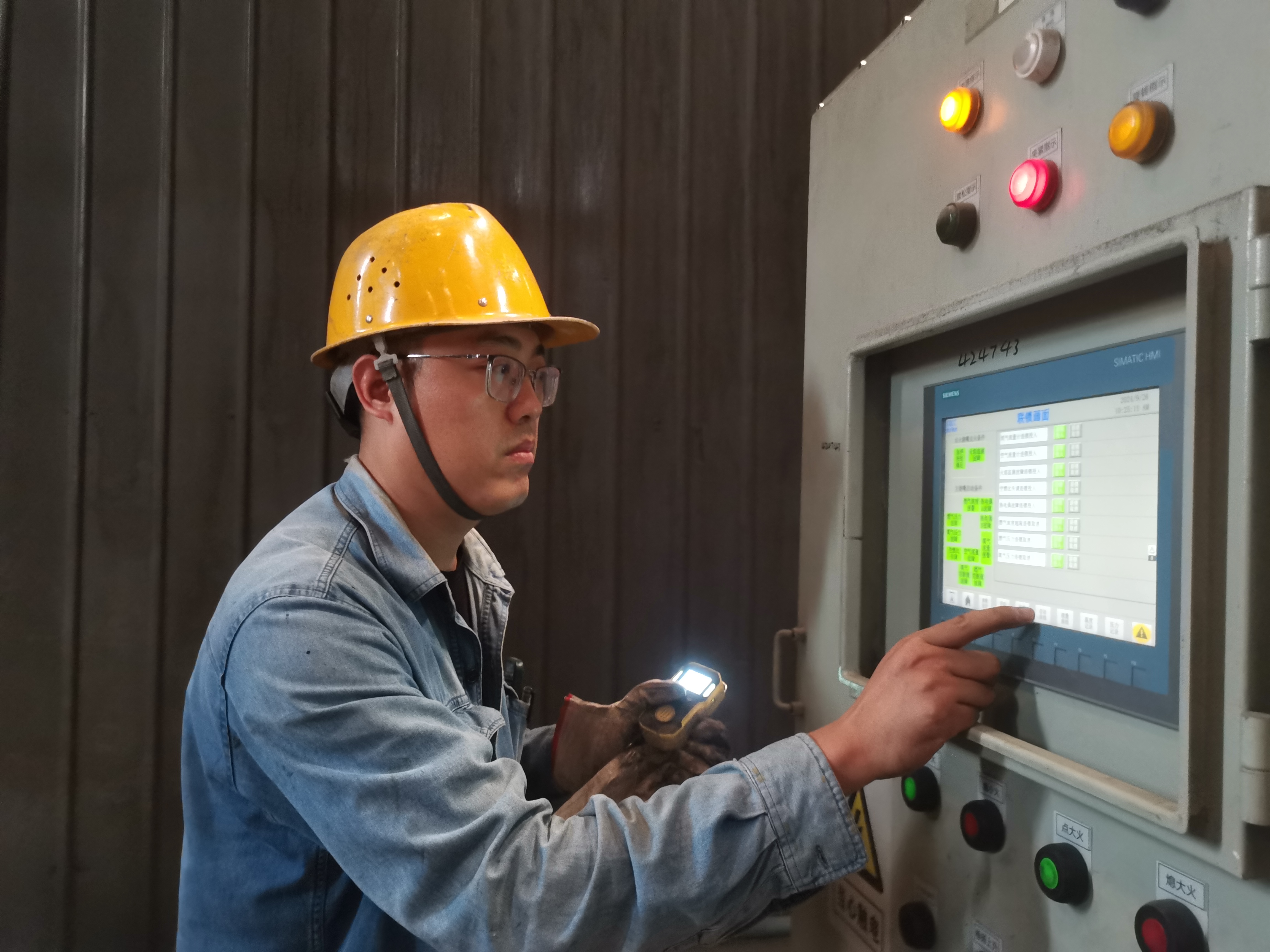 钢花映华诞 坚守践初心 钢花映华诞 坚守践初心