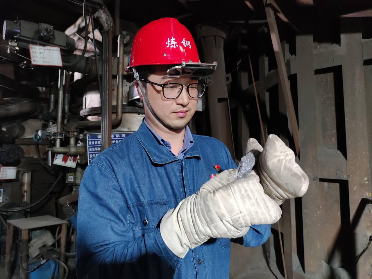 钢花映华诞 坚守践初心 钢花映华诞 坚守践初心