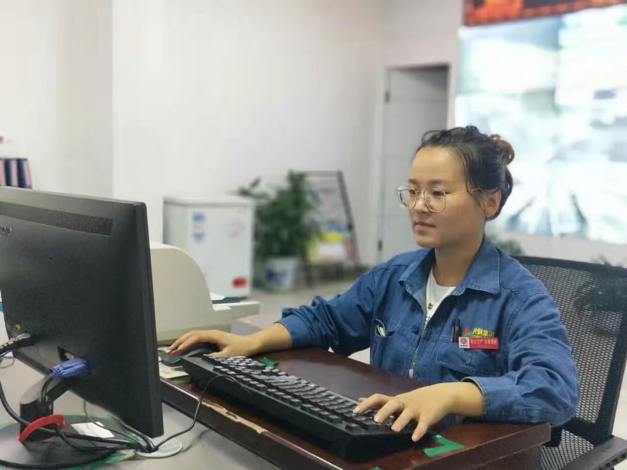 国庆探访：检斤工序的“巾帼别样美”