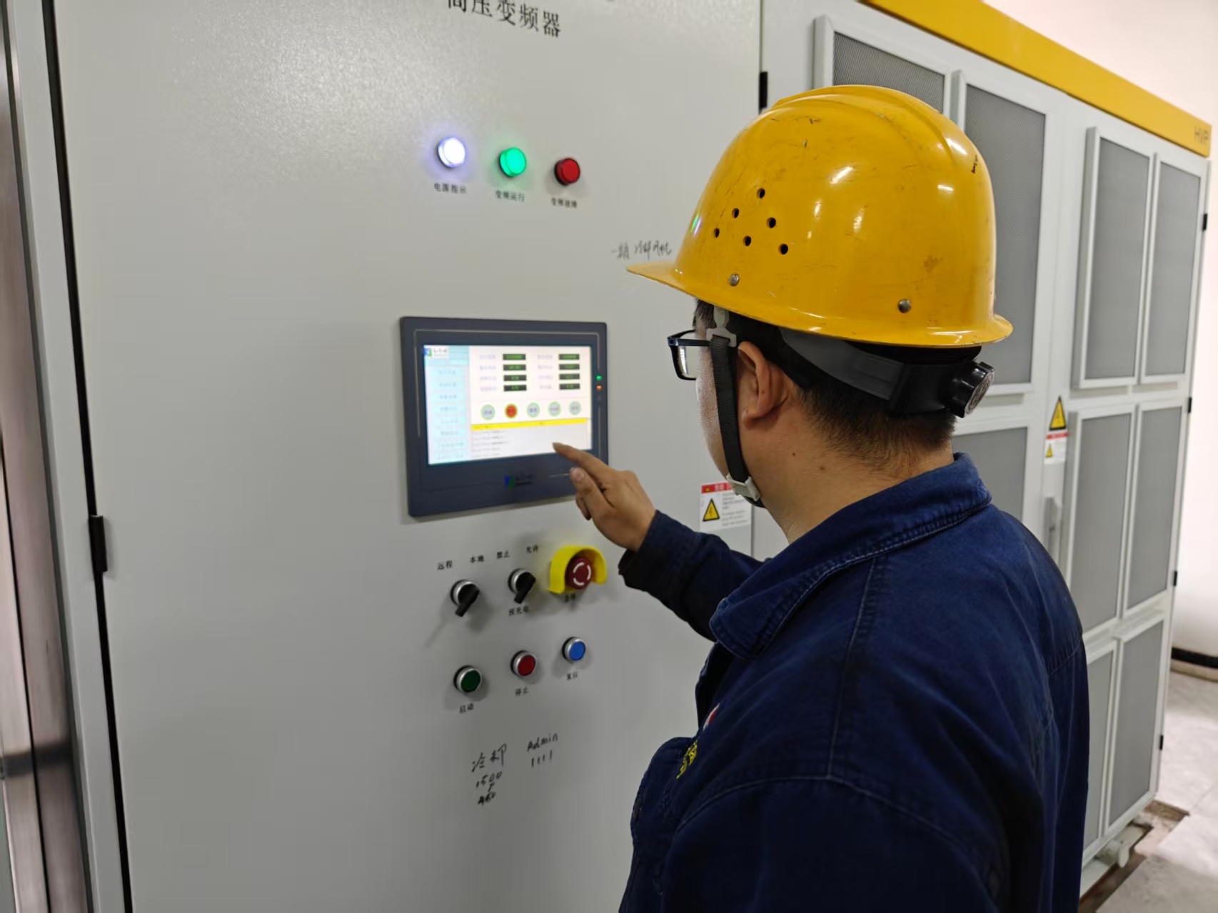 设备“焕新”解顽疾!他们凭自主改造交出降本增效亮眼答卷 设备“焕新”解顽疾!他们凭自主改造交出降本增效亮眼答卷