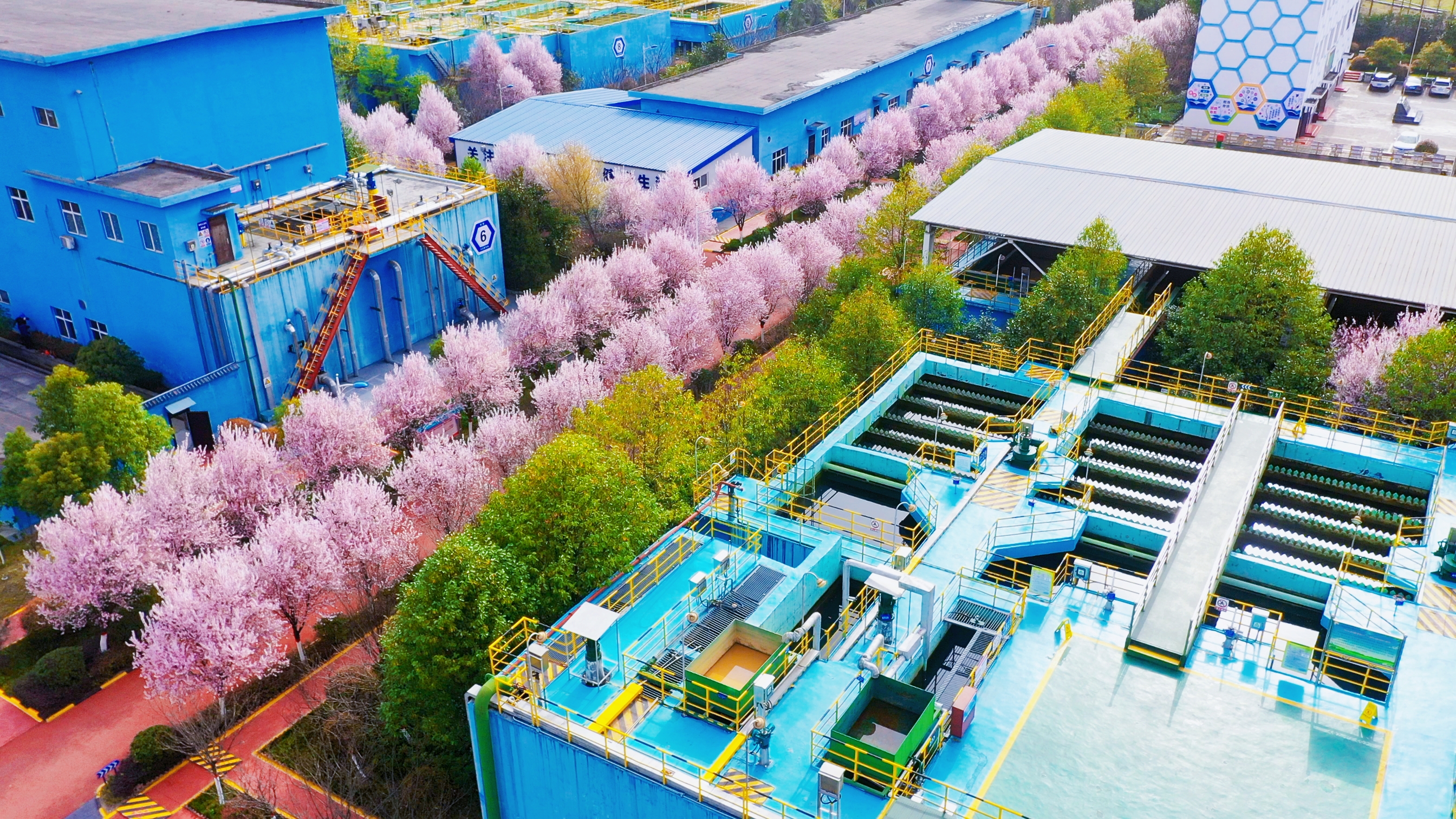 從“鋼鐵紅”到“生態藍”的“綠水突圍” 從“鋼鐵紅”到“生態藍”的“綠水突圍”