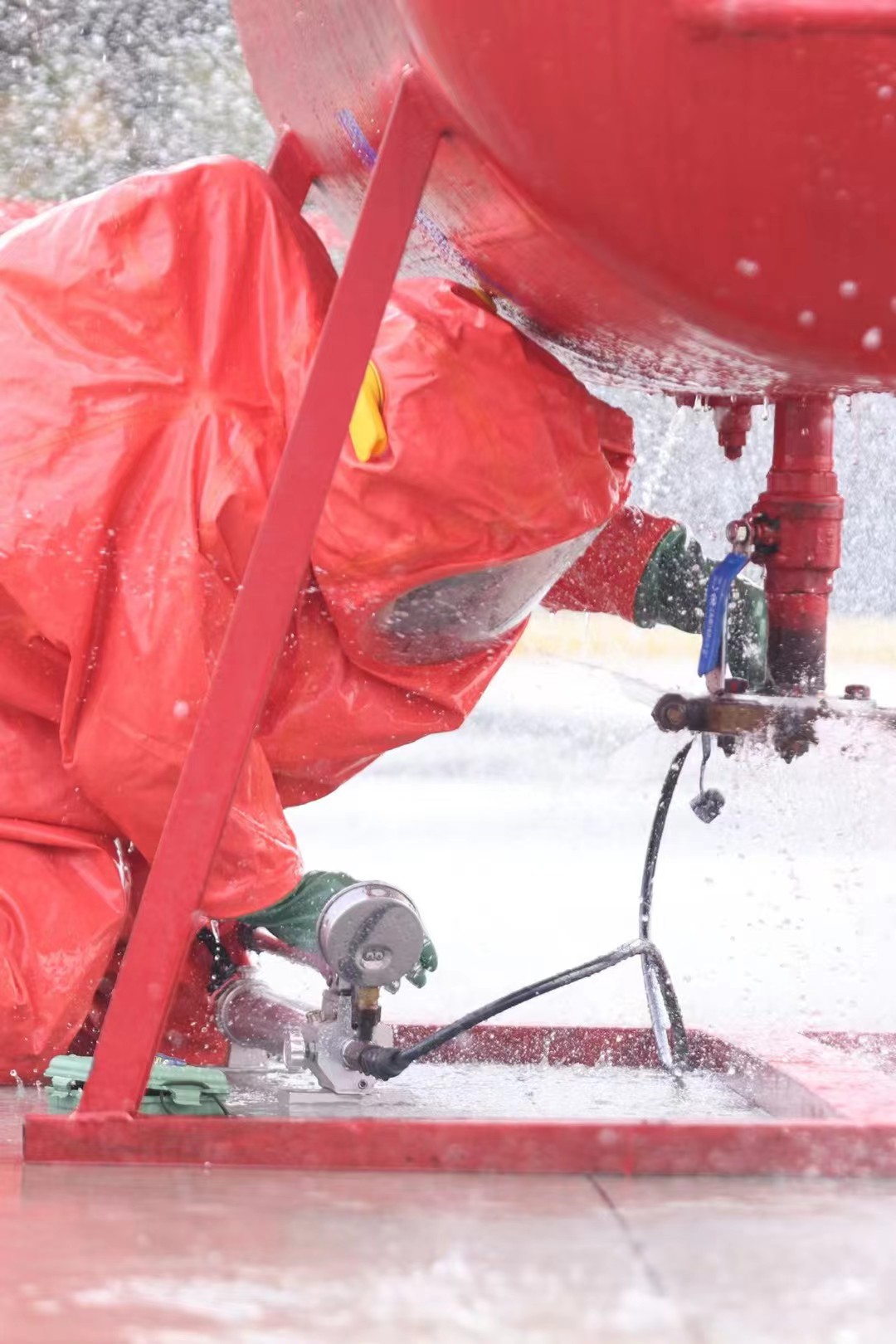 满身泡沫的“冠军铠甲”--记陕煤集团第五届消防救援技术竞赛赛场上热血冲锋的汉钢勇士 满身泡沫的“冠军铠甲”--记陕煤集团第五届消防救援技术竞赛赛场上热血冲锋的汉钢勇士