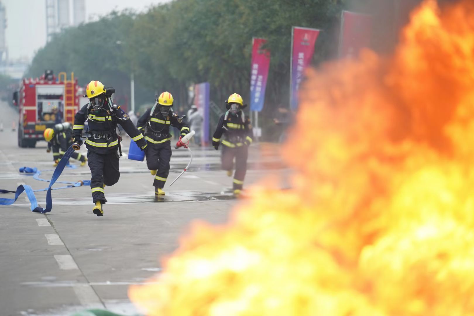 满身泡沫的“冠军铠甲”--记陕煤集团第五届消防救援技术竞赛赛场上热血冲锋的汉钢勇士 满身泡沫的“冠军铠甲”--记陕煤集团第五届消防救援技术竞赛赛场上热血冲锋的汉钢勇士