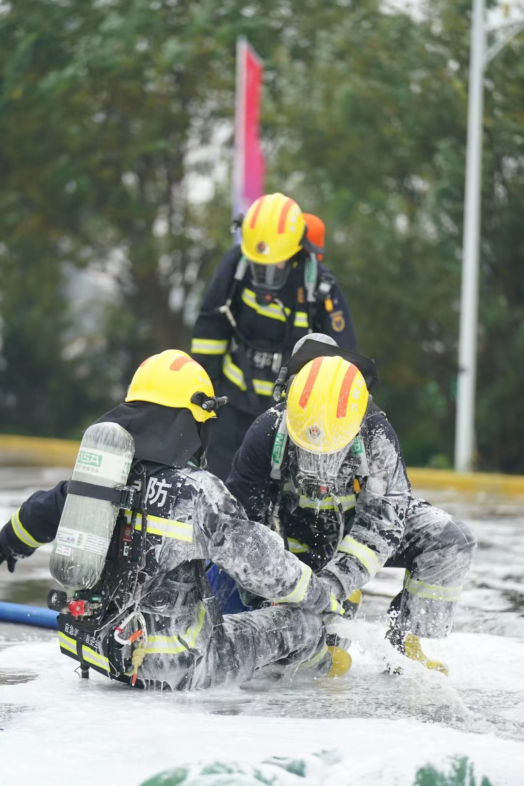 满身泡沫的“冠军铠甲”--记陕煤集团第五届消防救援技术竞赛赛场上热血冲锋的汉钢勇士
