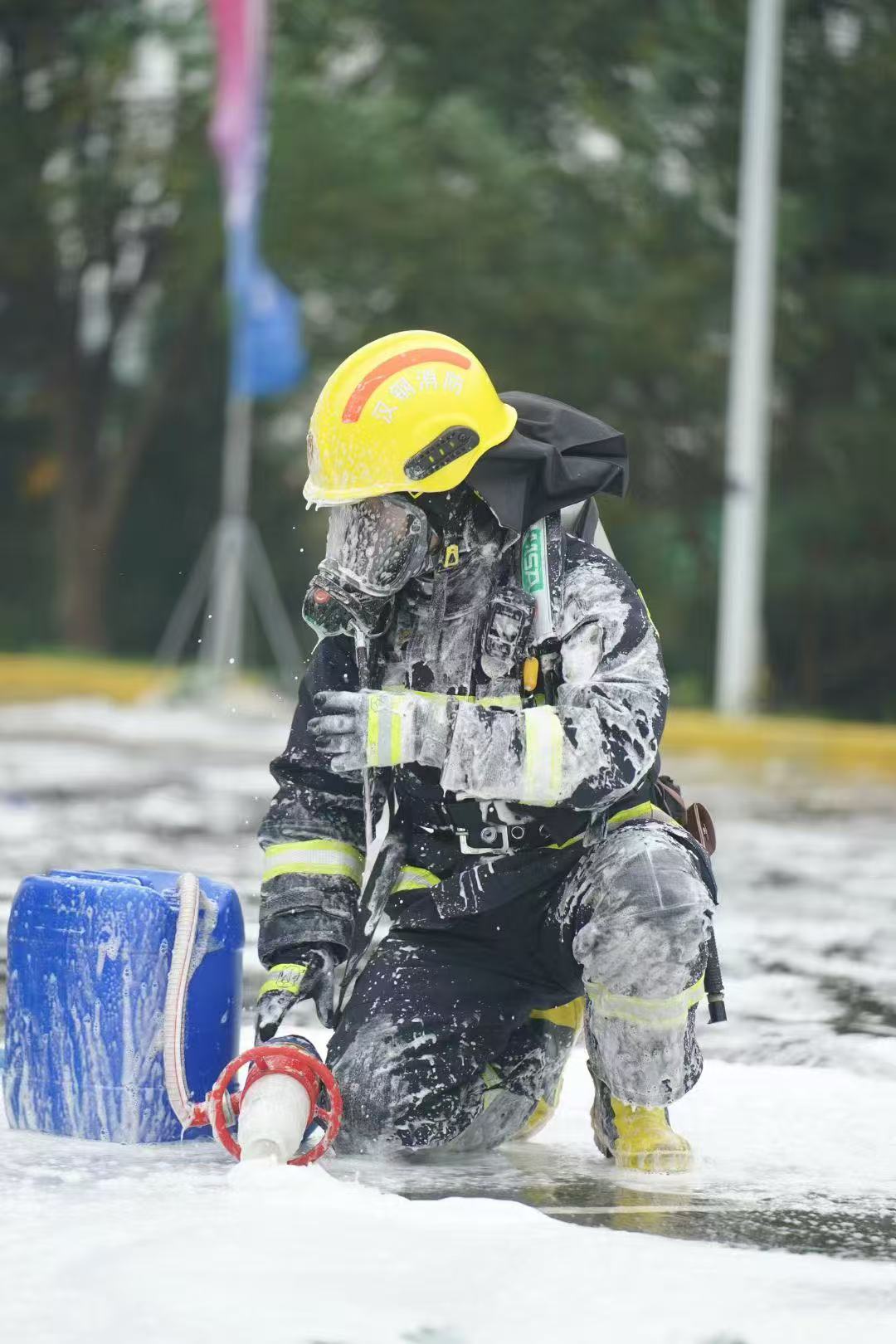 满身泡沫的“冠军铠甲”--记陕煤集团第五届消防救援技术竞赛赛场上热血冲锋的汉钢勇士 满身泡沫的“冠军铠甲”--记陕煤集团第五届消防救援技术竞赛赛场上热血冲锋的汉钢勇士