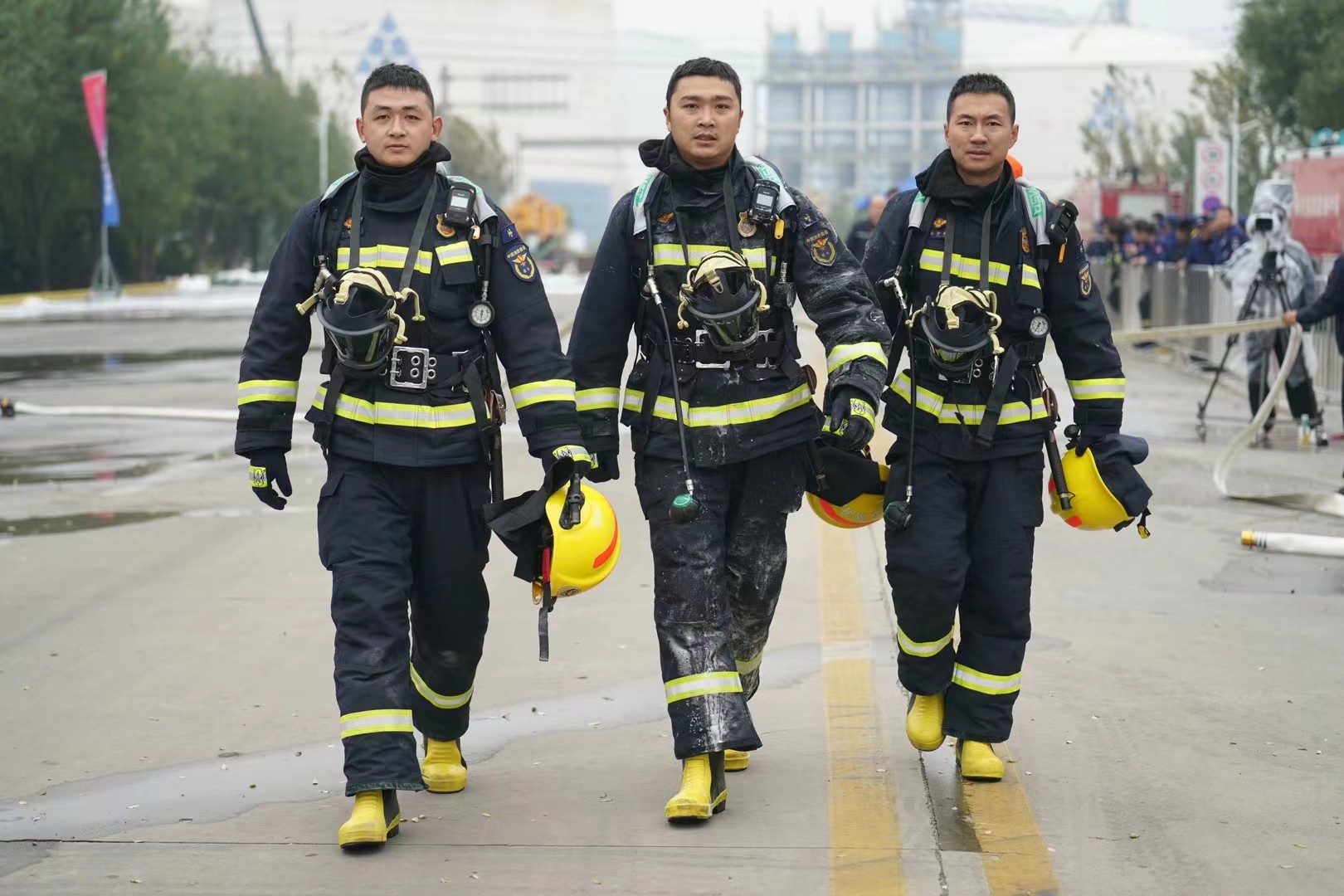 满身泡沫的“冠军铠甲”--记陕煤集团第五届消防救援技术竞赛赛场上热血冲锋的汉钢勇士 满身泡沫的“冠军铠甲”--记陕煤集团第五届消防救援技术竞赛赛场上热血冲锋的汉钢勇士