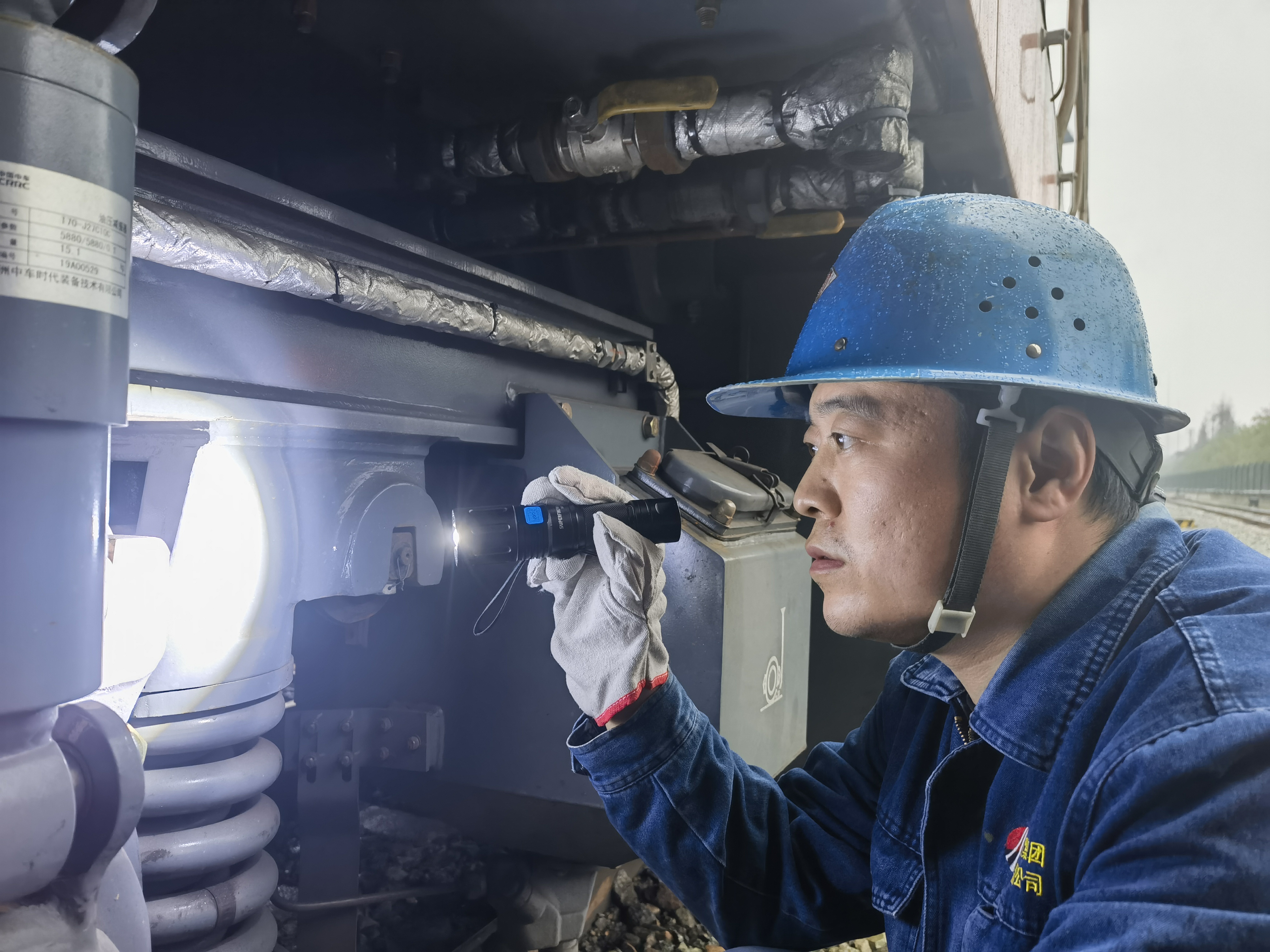 寒染初冬,他们“轨”范十足暖钢城 寒染初冬,他们“轨”范十足暖钢城