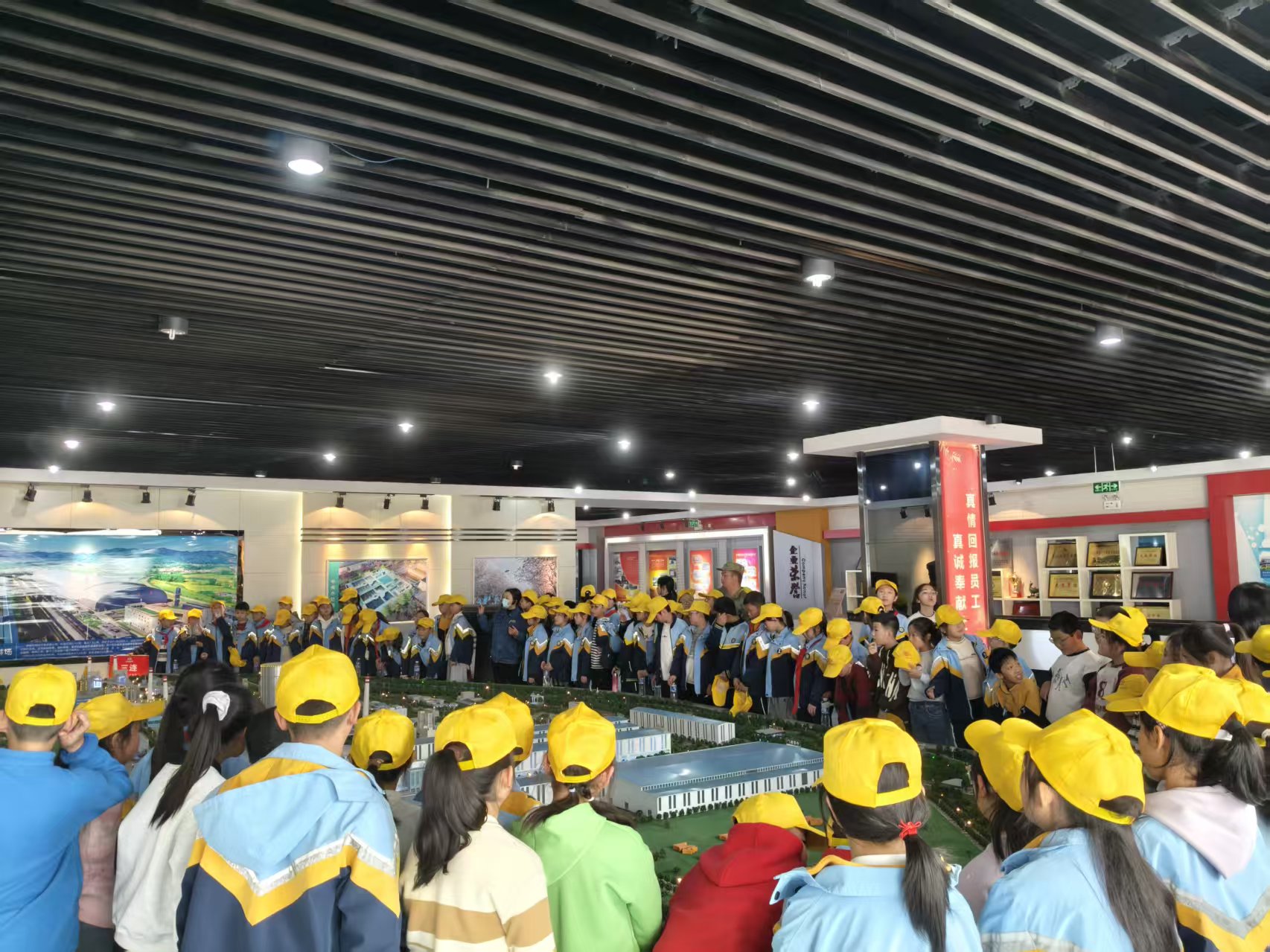 西乡莲花小学三百余名学生到公司参观研学